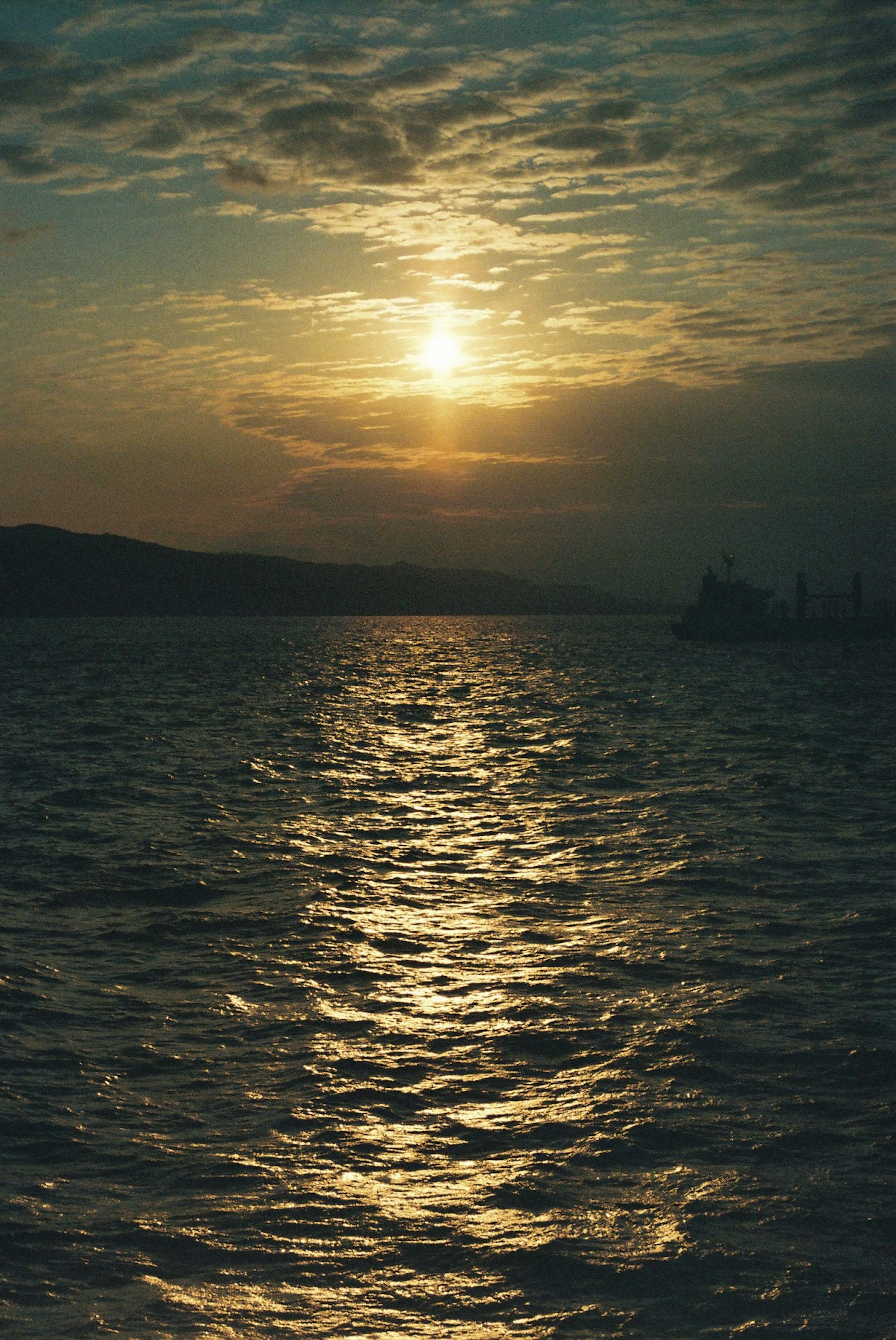 夕日が水面を照らす海の風景