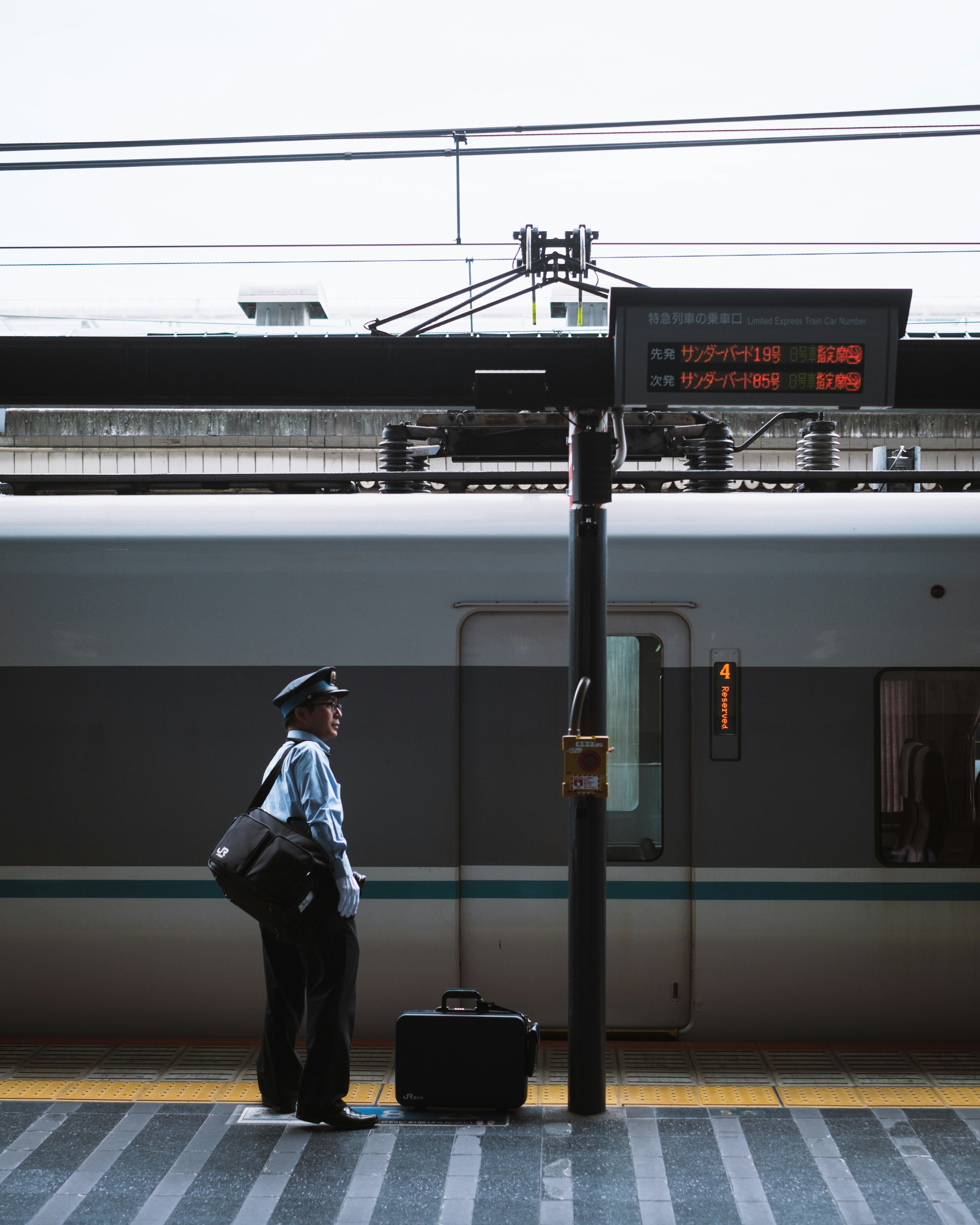 駅のプラットフォームで立っている警官と列車