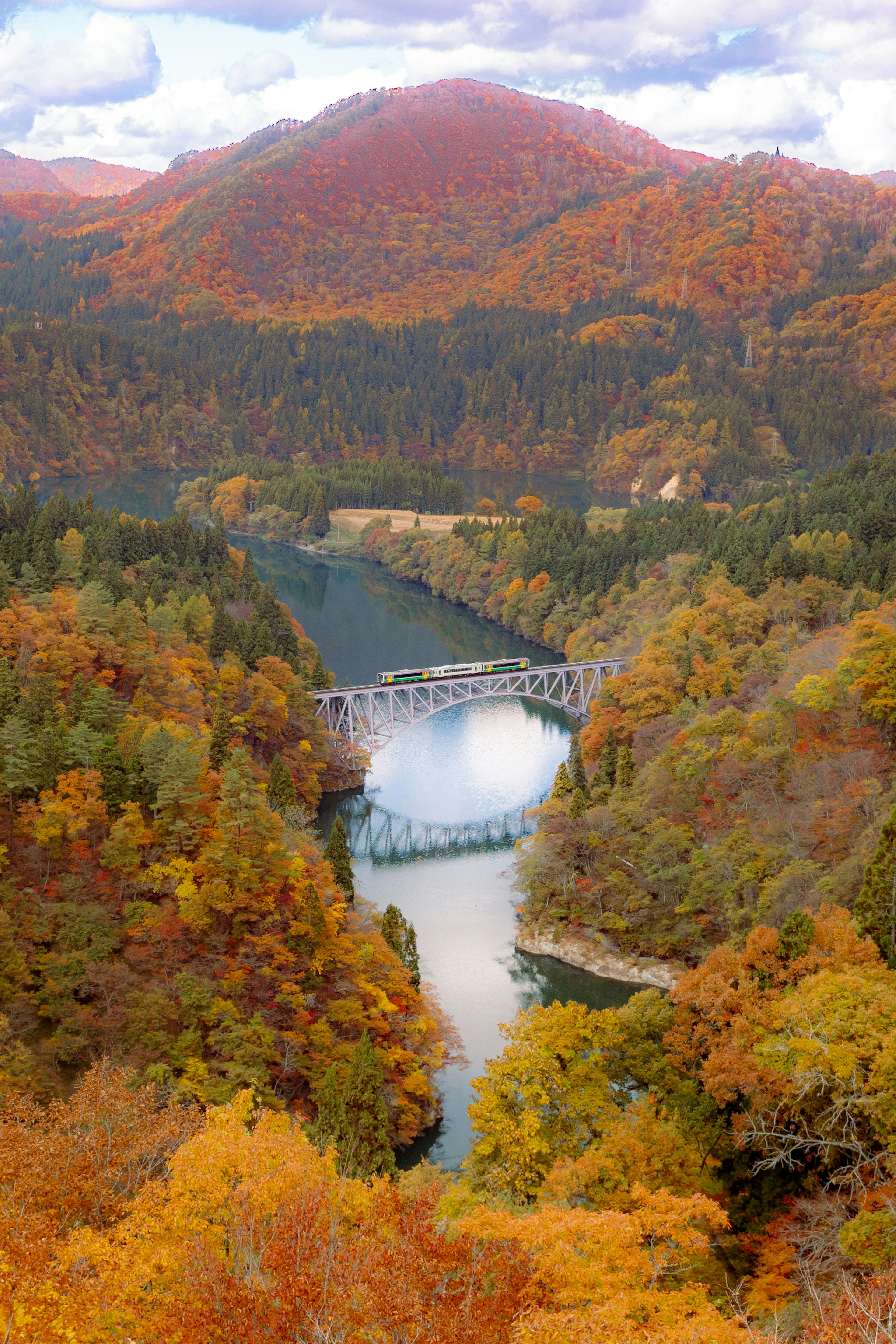 秋の紅葉に彩られた山々と川の美しい風景