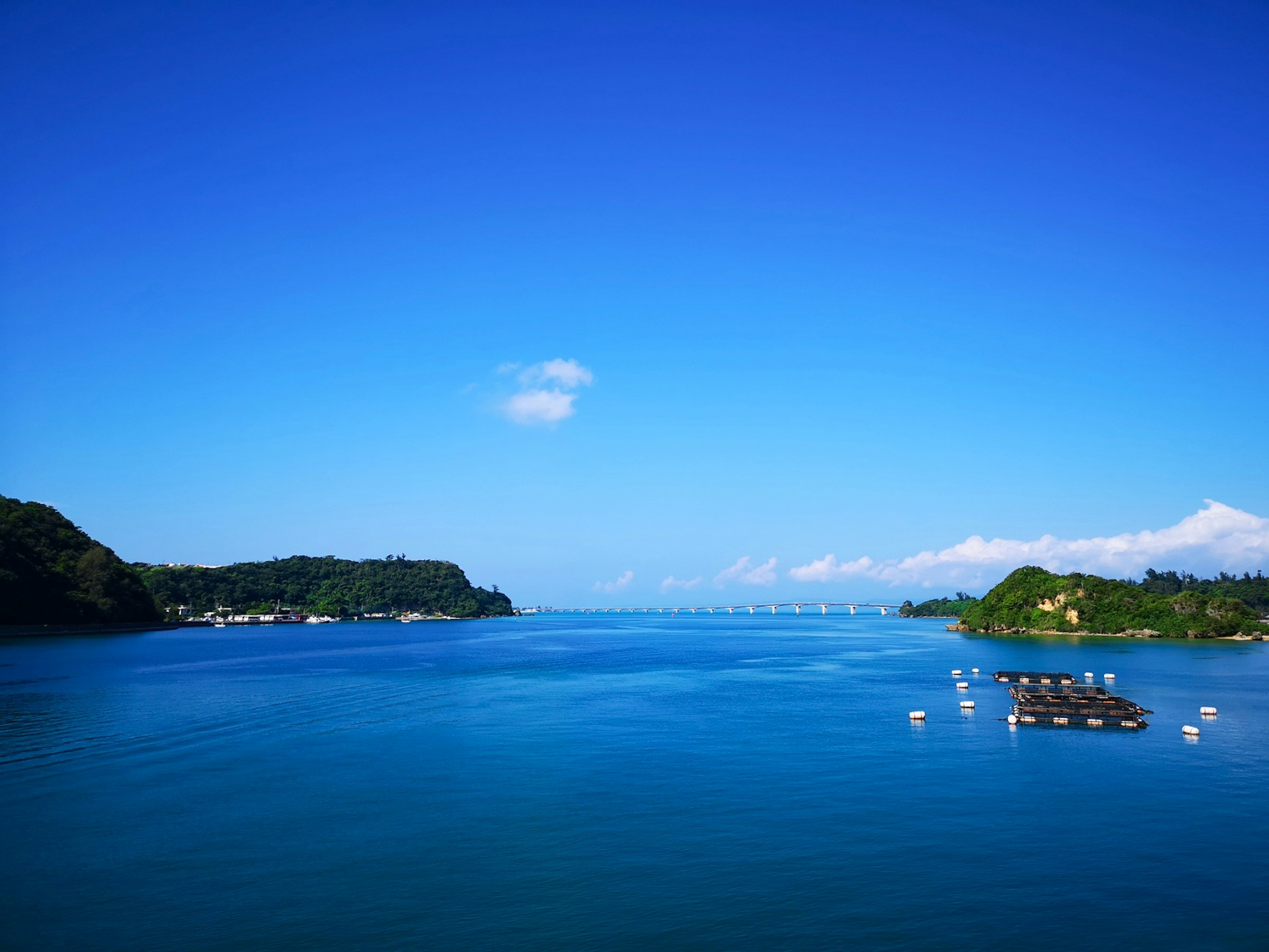 Panoramablick auf ein blaues Meer und einen blauen Himmel mit Inseln und Booten