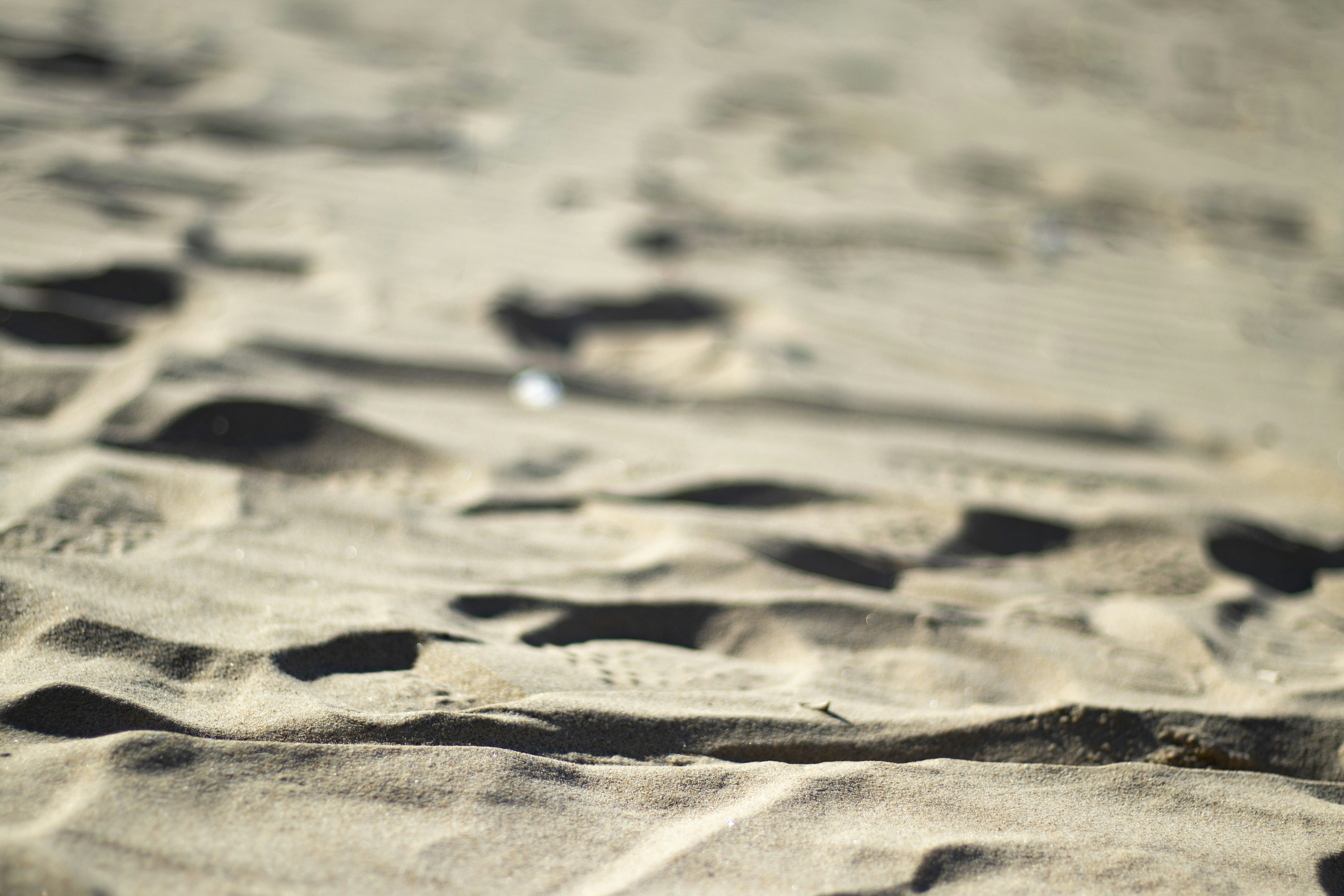 Nahaufnahme von strukturiertem Sand mit Wellen und Mustern