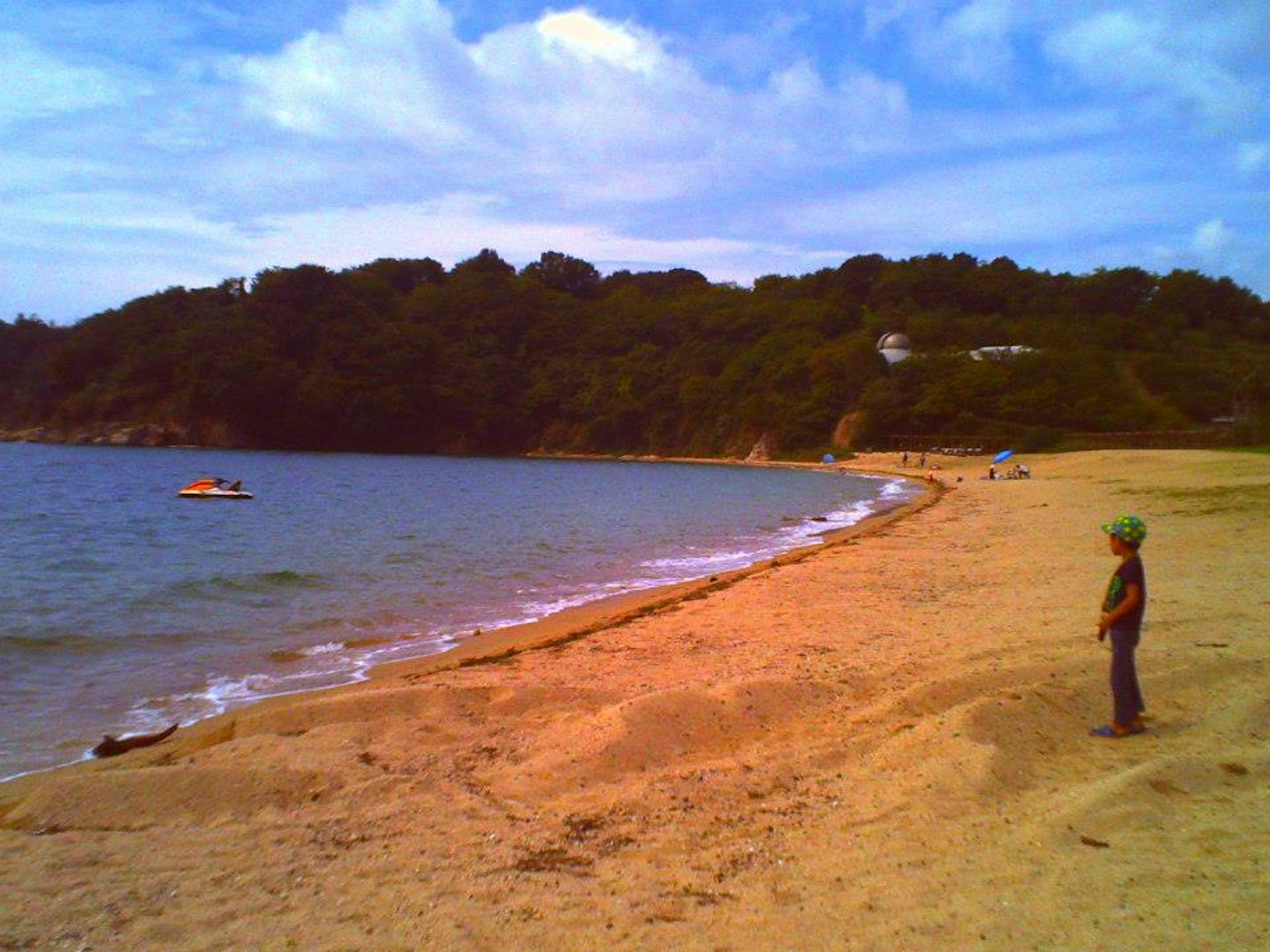 砂浜で遊んでいる子供と海の風景