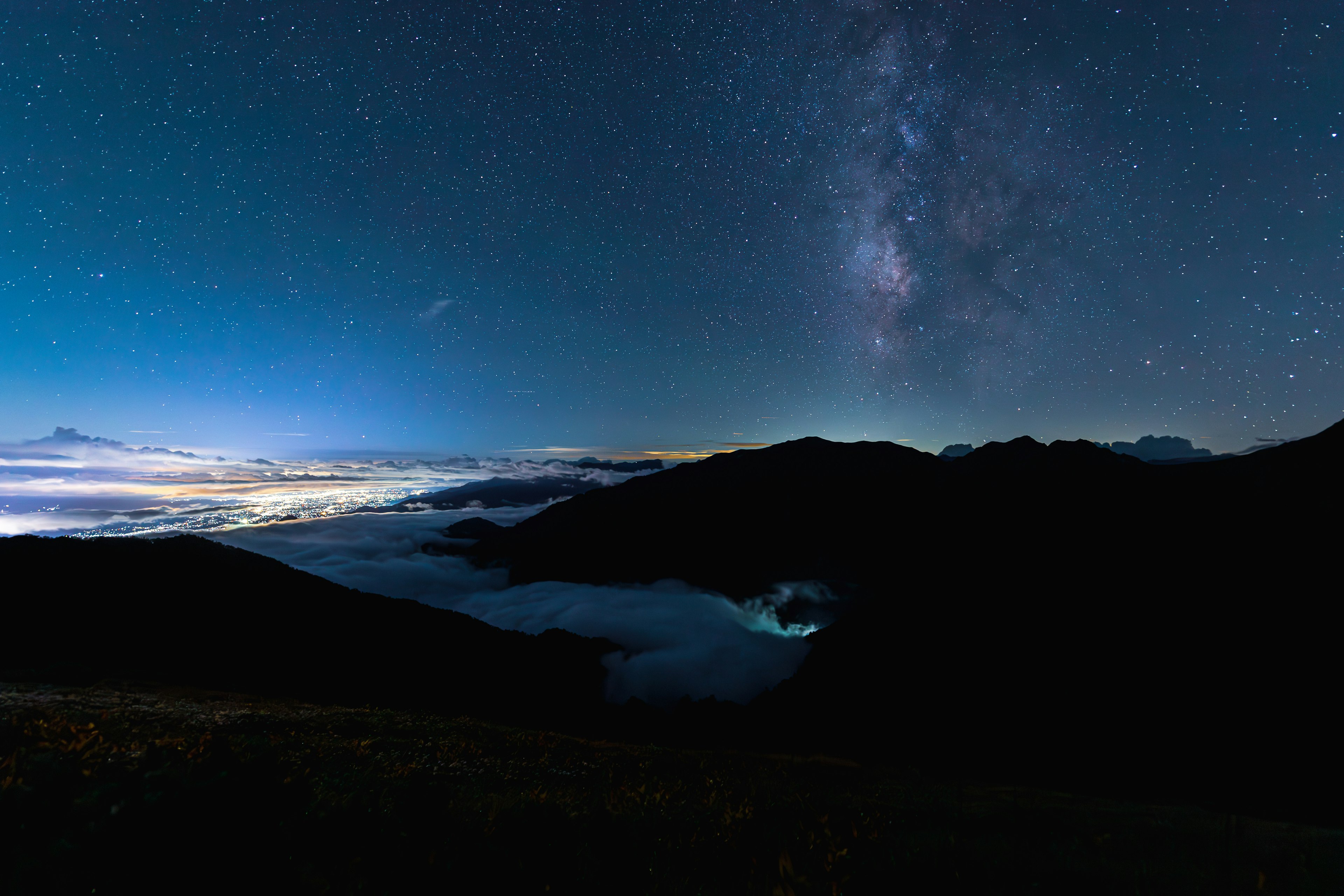 Stupendo paesaggio della Via Lattea con un mare di nuvole di notte