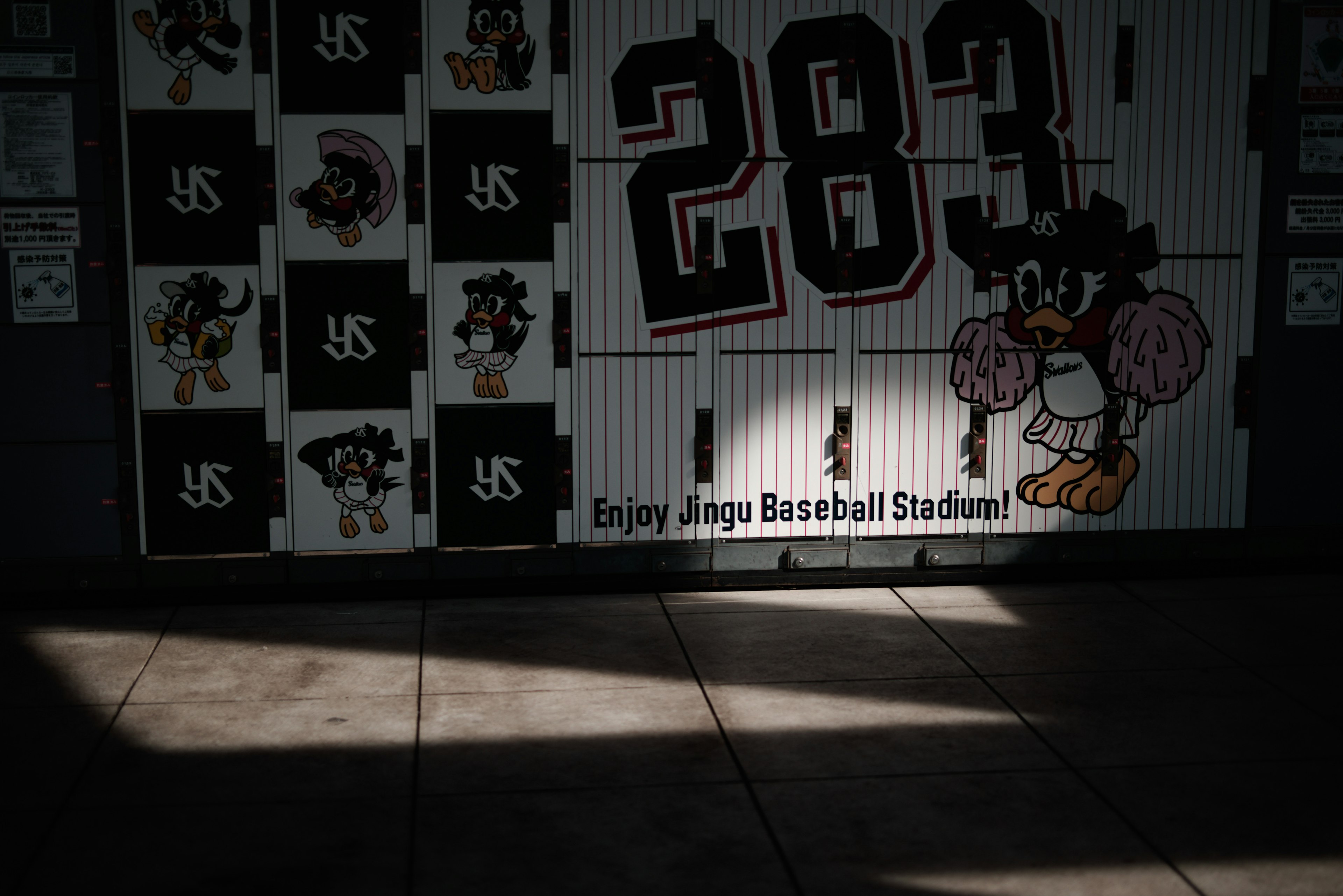 Muro de un estadio de béisbol con un personaje y el número 283