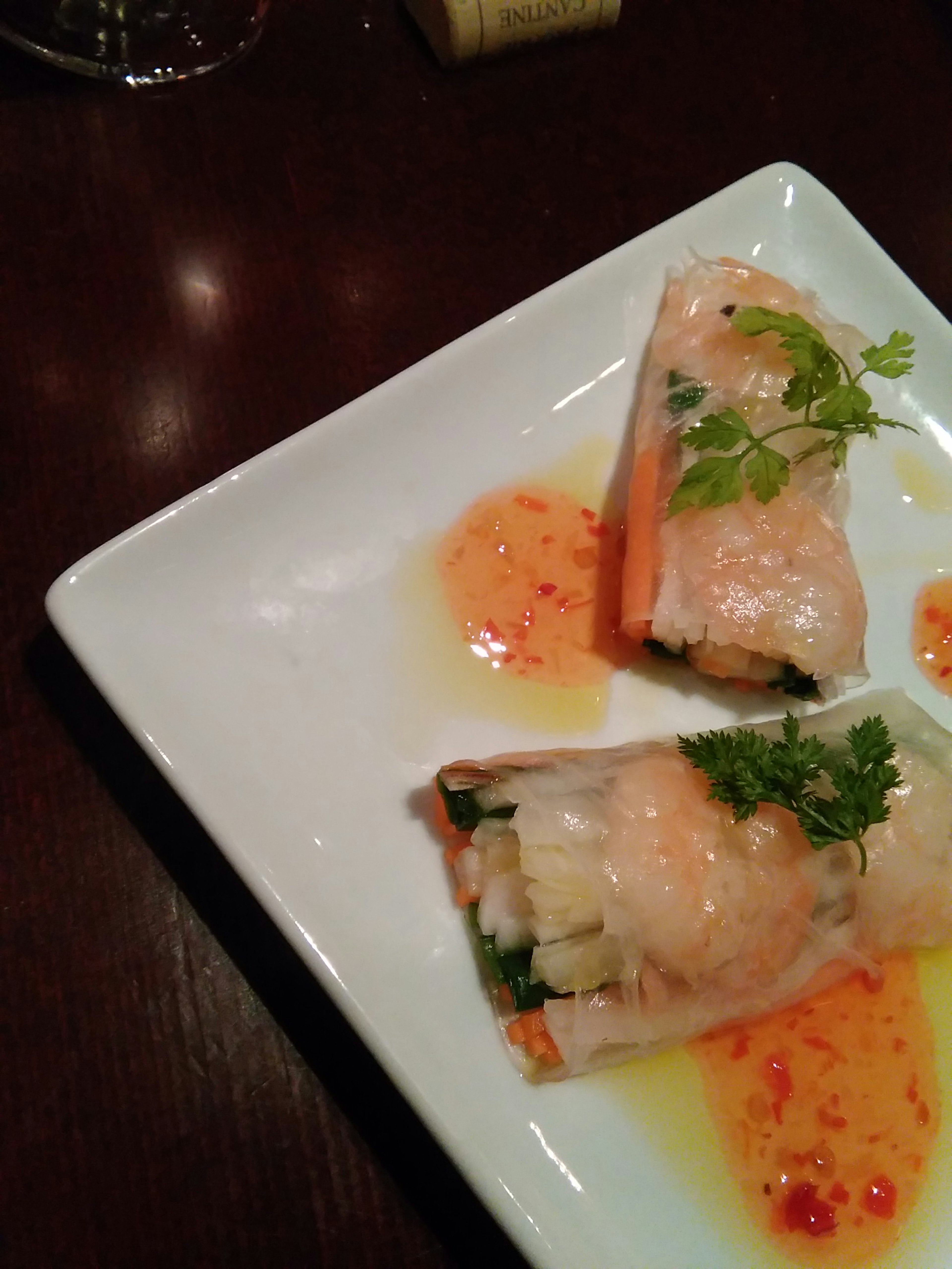 Rouleaux de printemps aux crevettes délicieusement présentés sur une assiette