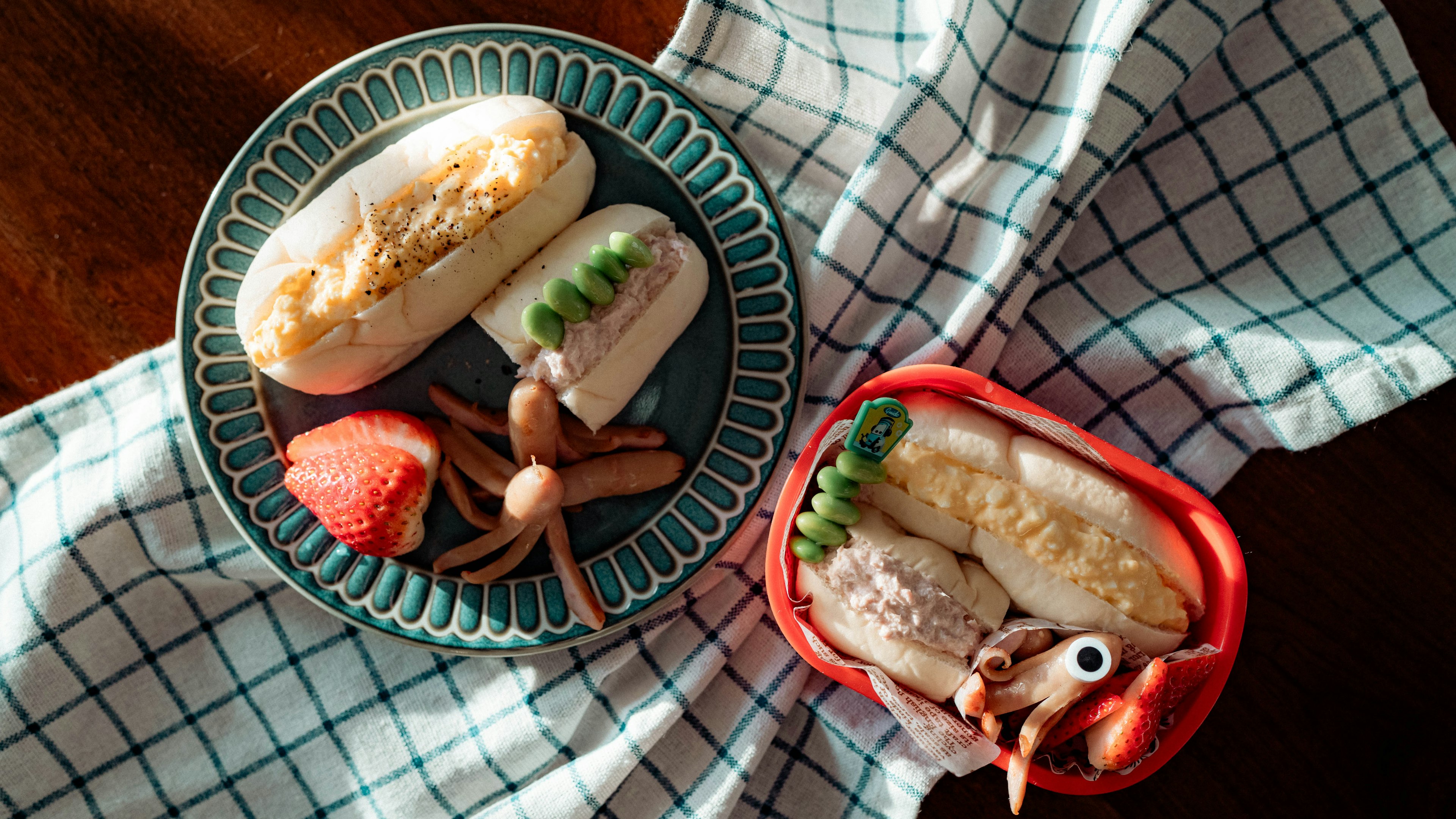 Deliziosi dolci giapponesi disposti su un piatto e in un bento