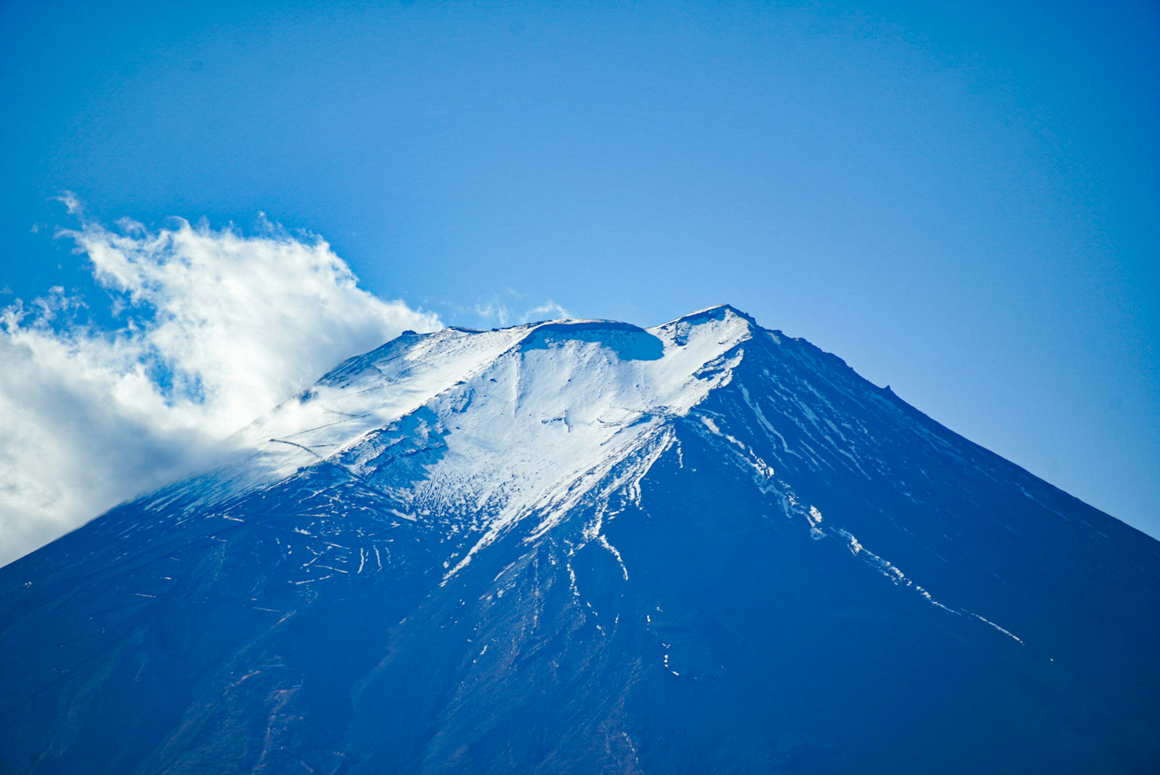 美しい青空の下にそびえる雪をかぶった山