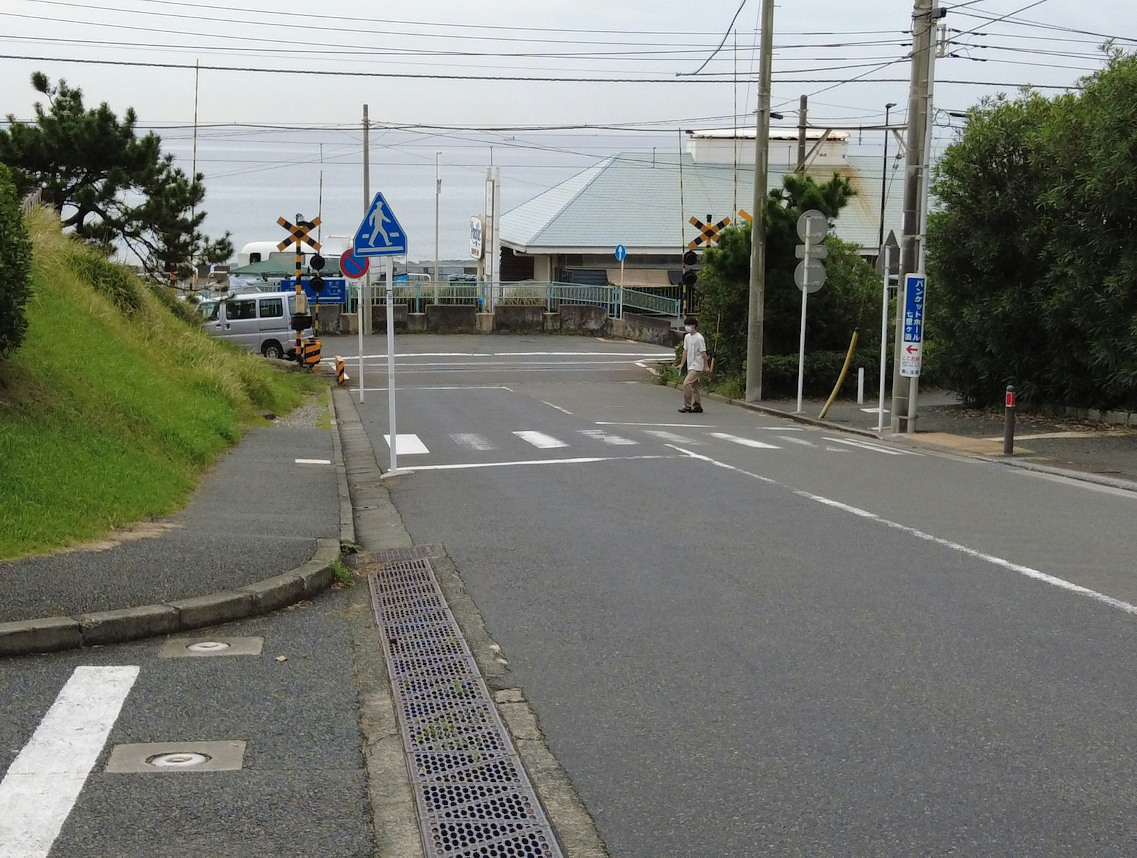 Vue d'une intersection avec route et panneaux de signalisation