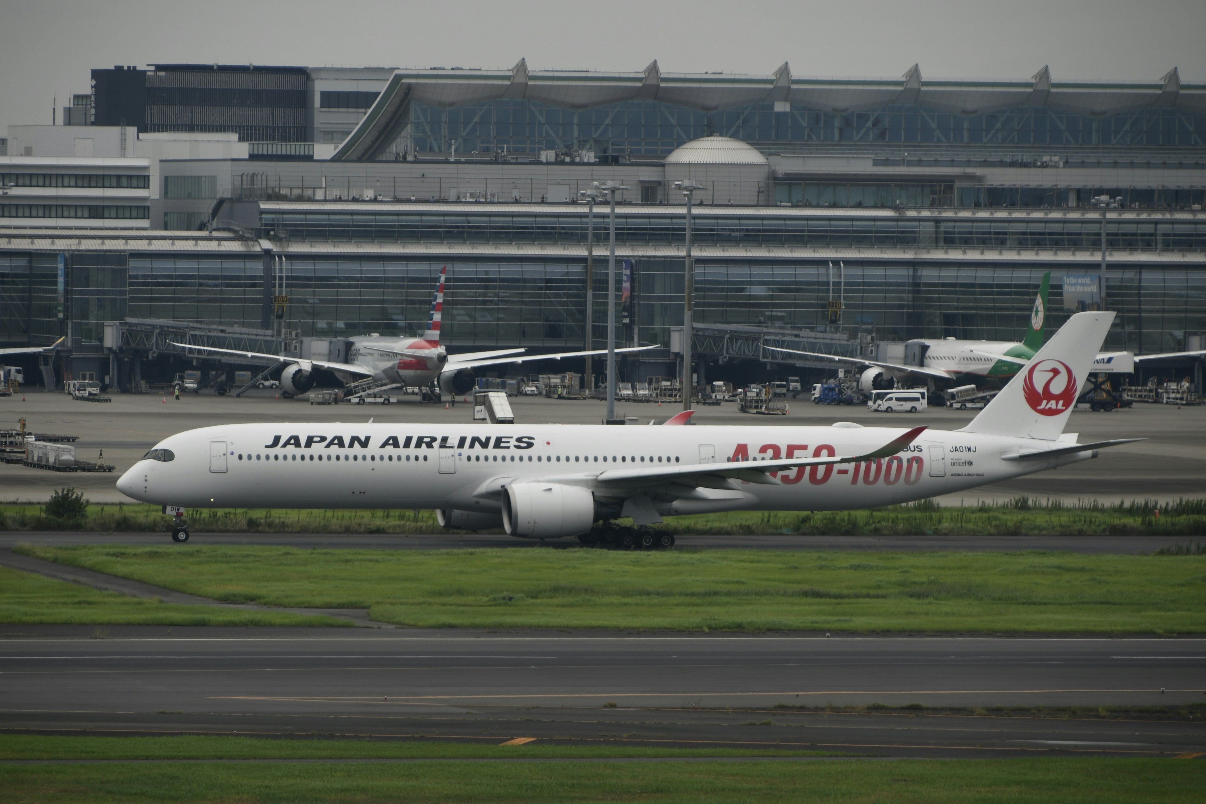 Japan Airlines Flugzeug rollt auf einer Flughafenbahn