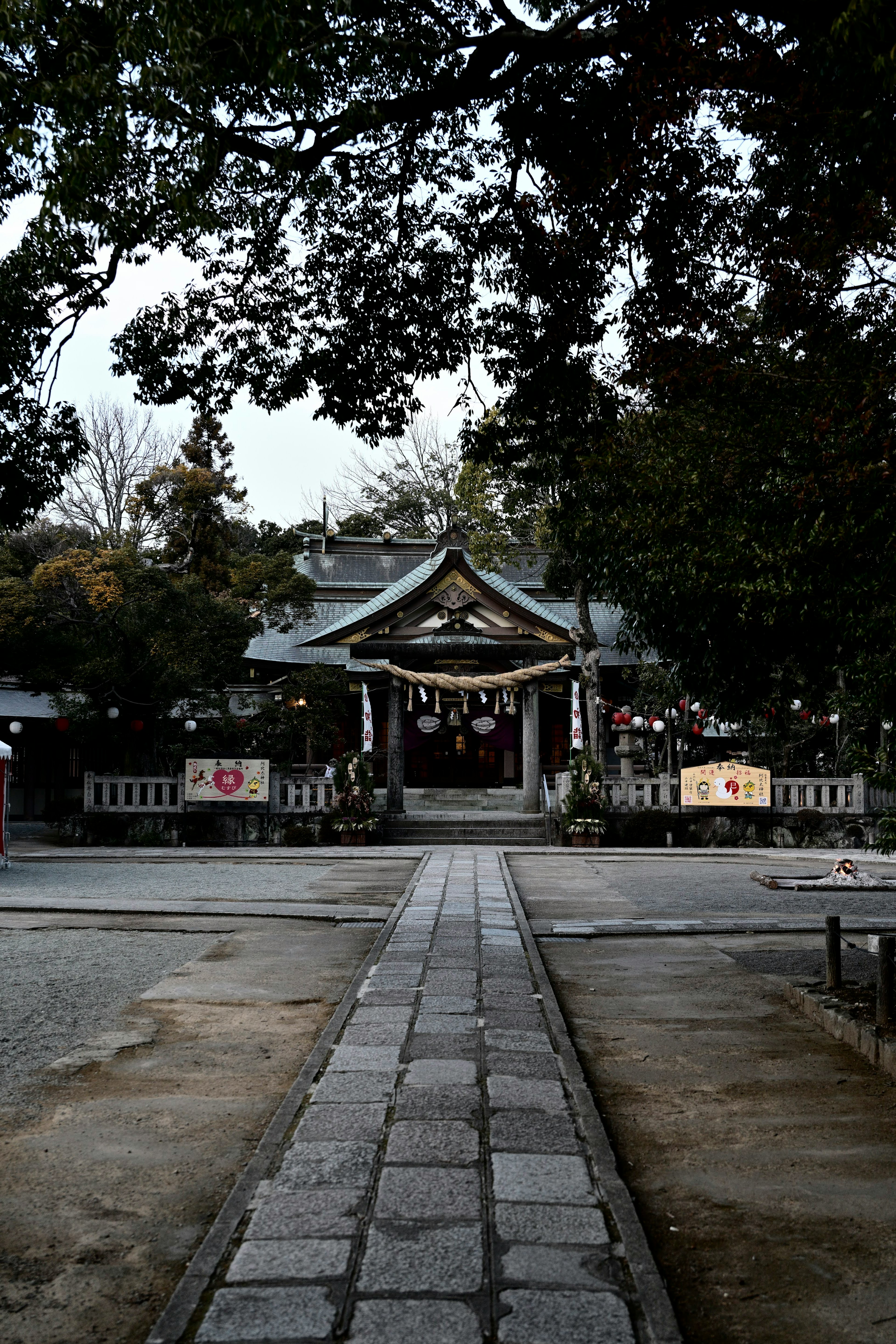 静かな神社の入り口と石の道が見える風景