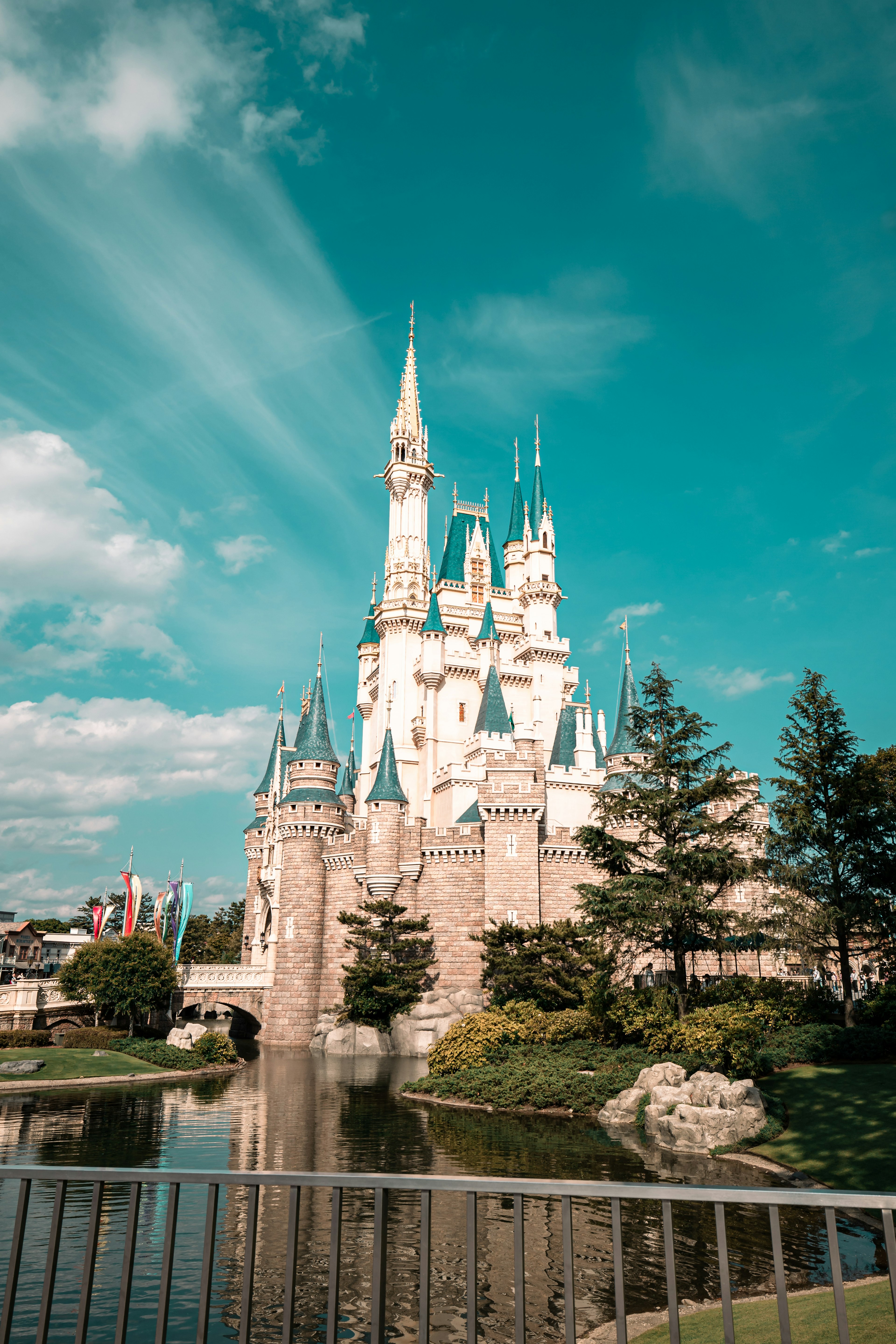 青い空の下に広がるディズニーカスケードキャッスルの美しい風景