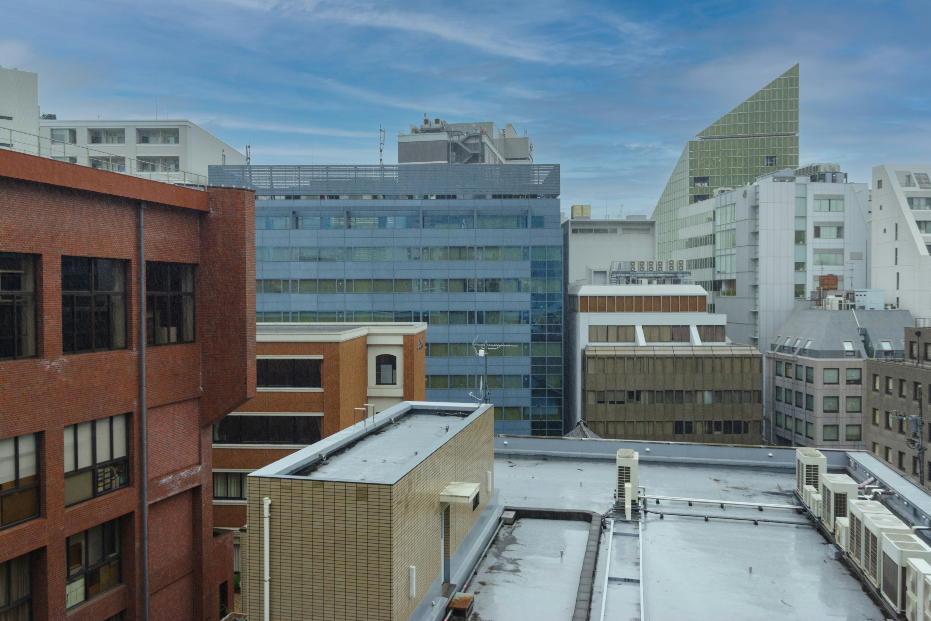 都市の建物と青い空を背景にした風景