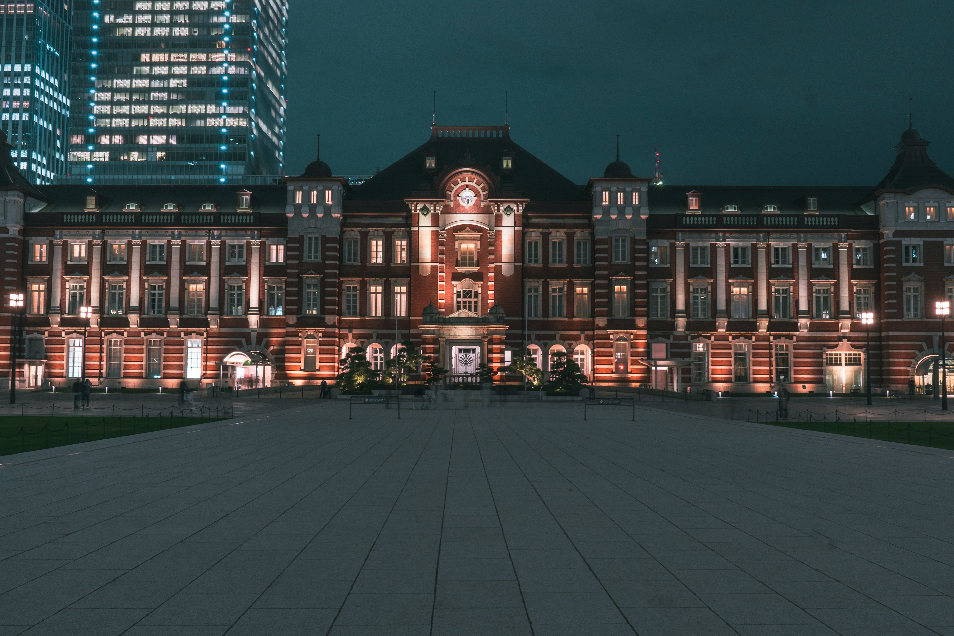 Hermosa vista nocturna de la estación de Tokio con fachada histórica