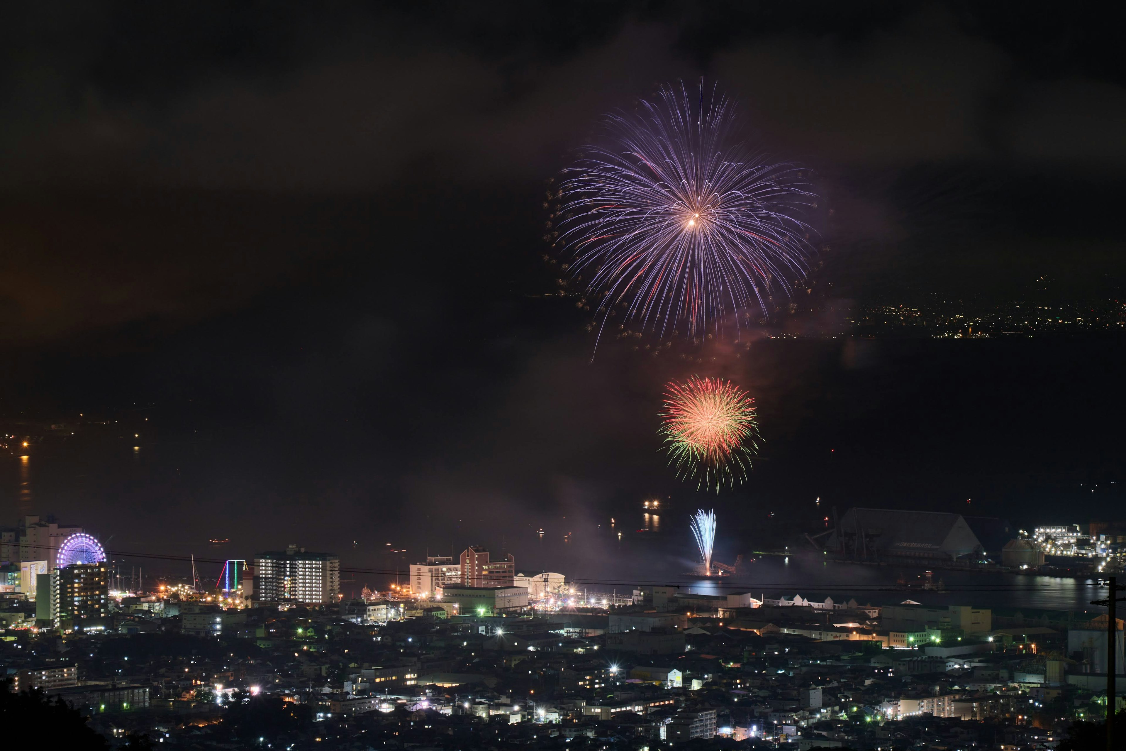 夜空中绽放的烟花和城市灯光