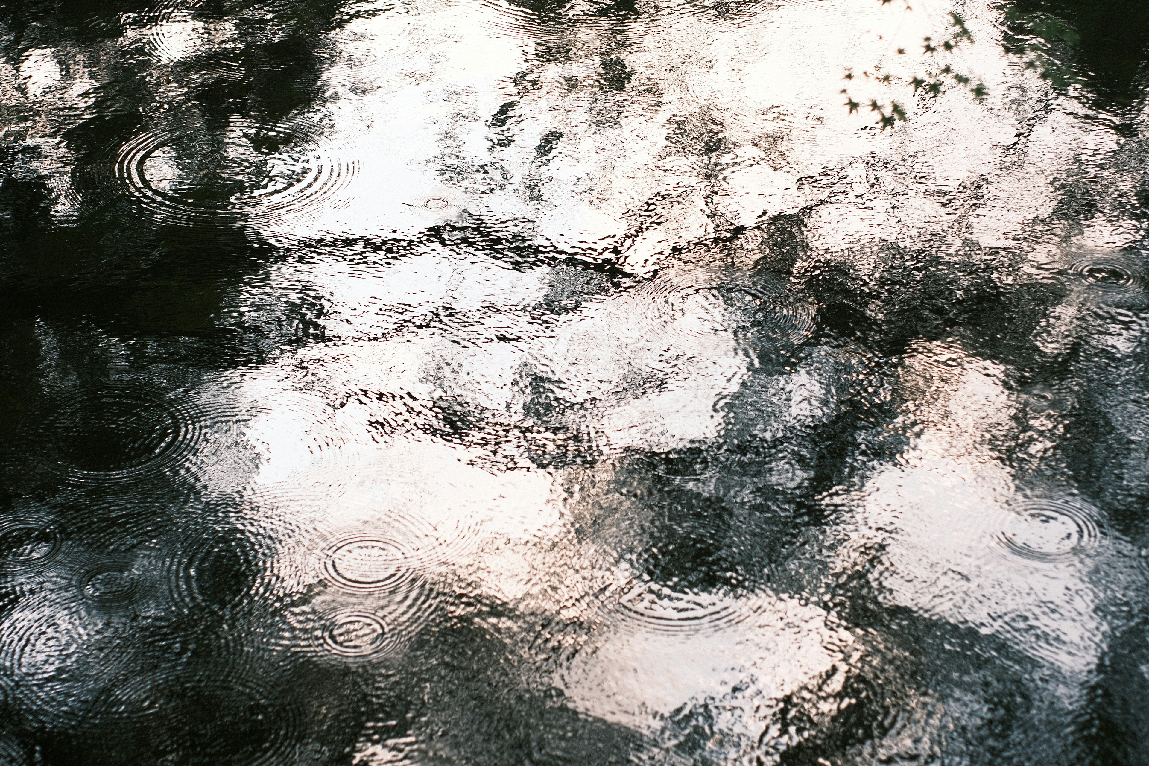 Reflektierende Wasseroberfläche mit Wellen und Wolkenreflexionen