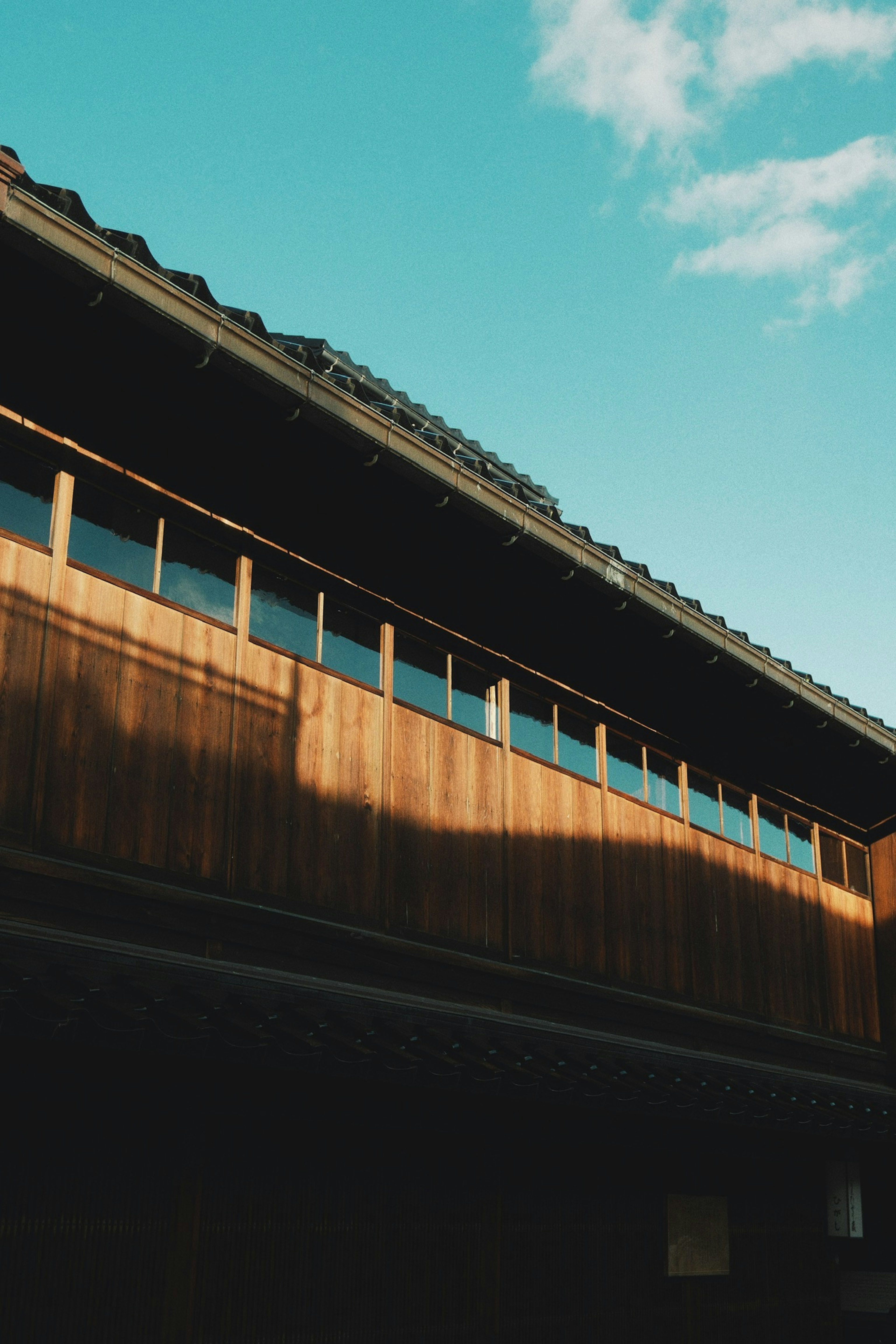 Außenansicht eines traditionellen japanischen Holzhauses unter einem blauen Himmel