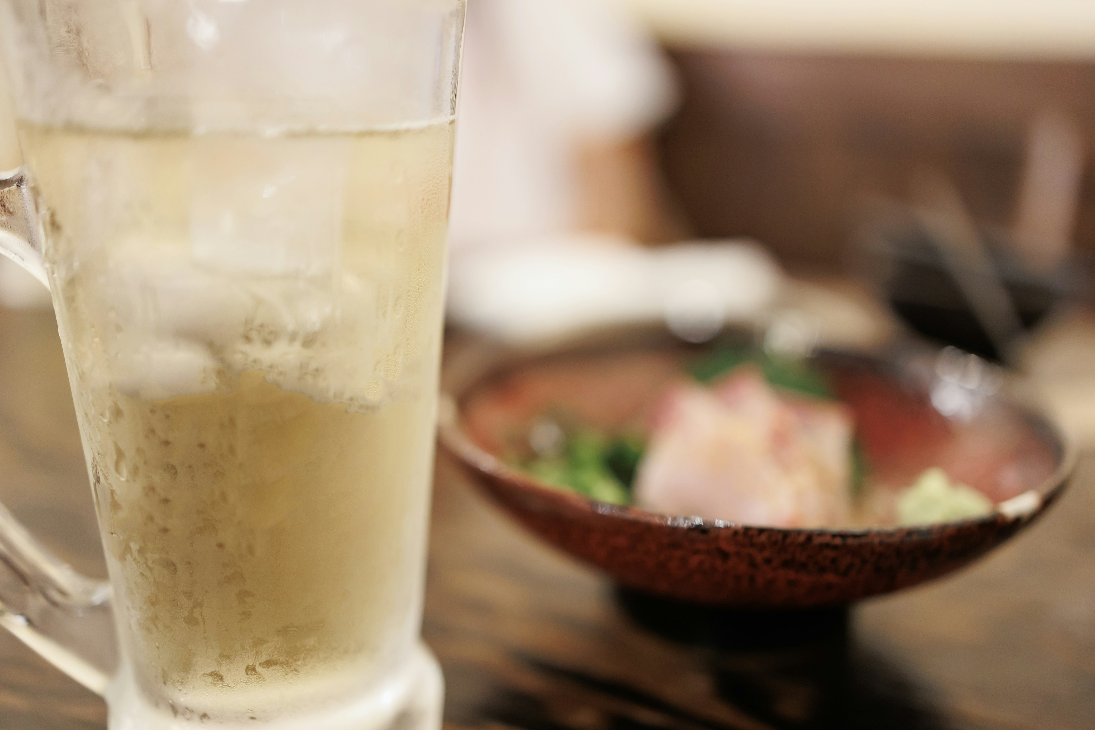 Table avec une boisson froide et un plat de nourriture