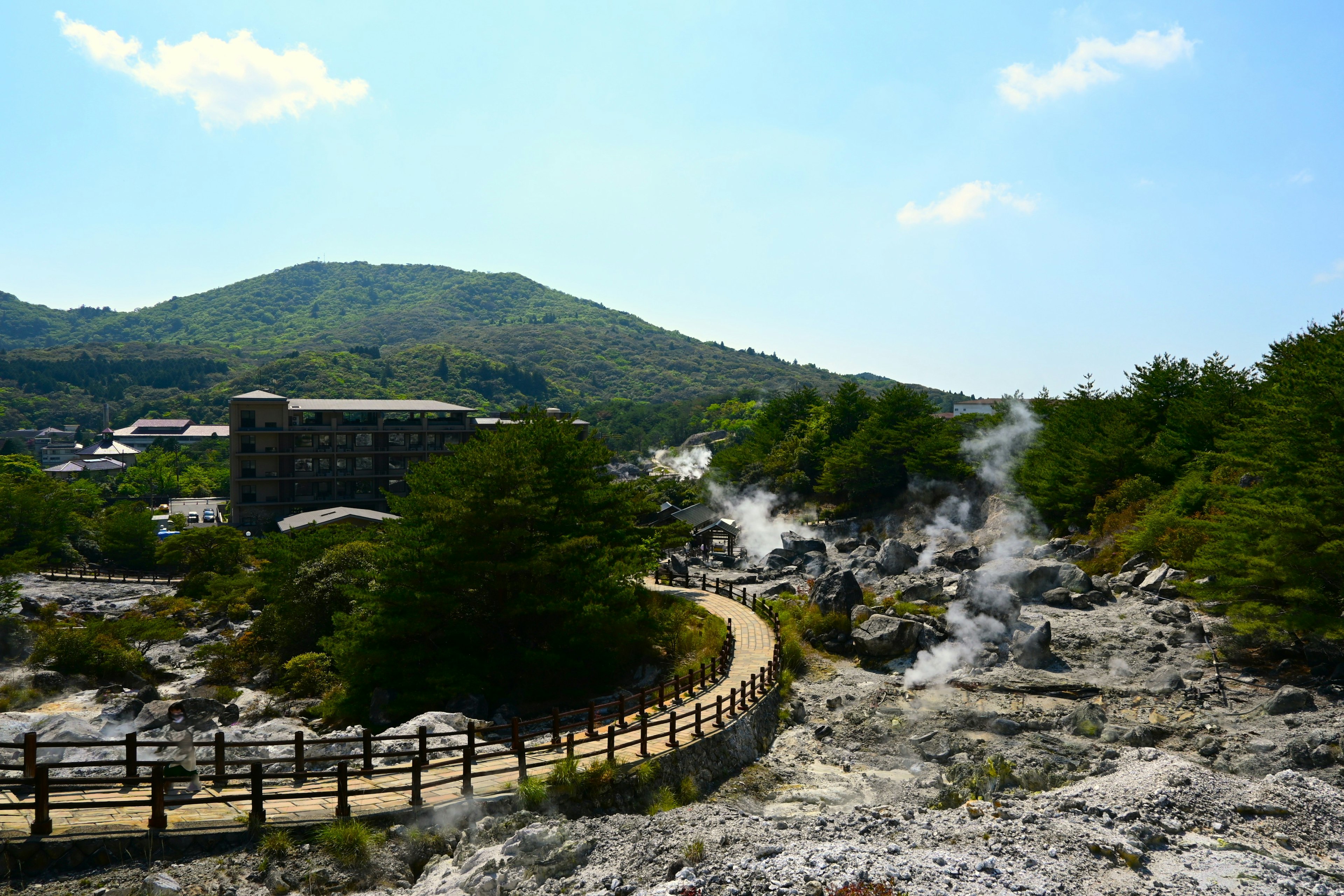 温泉区的风景，蒸汽从山上升起