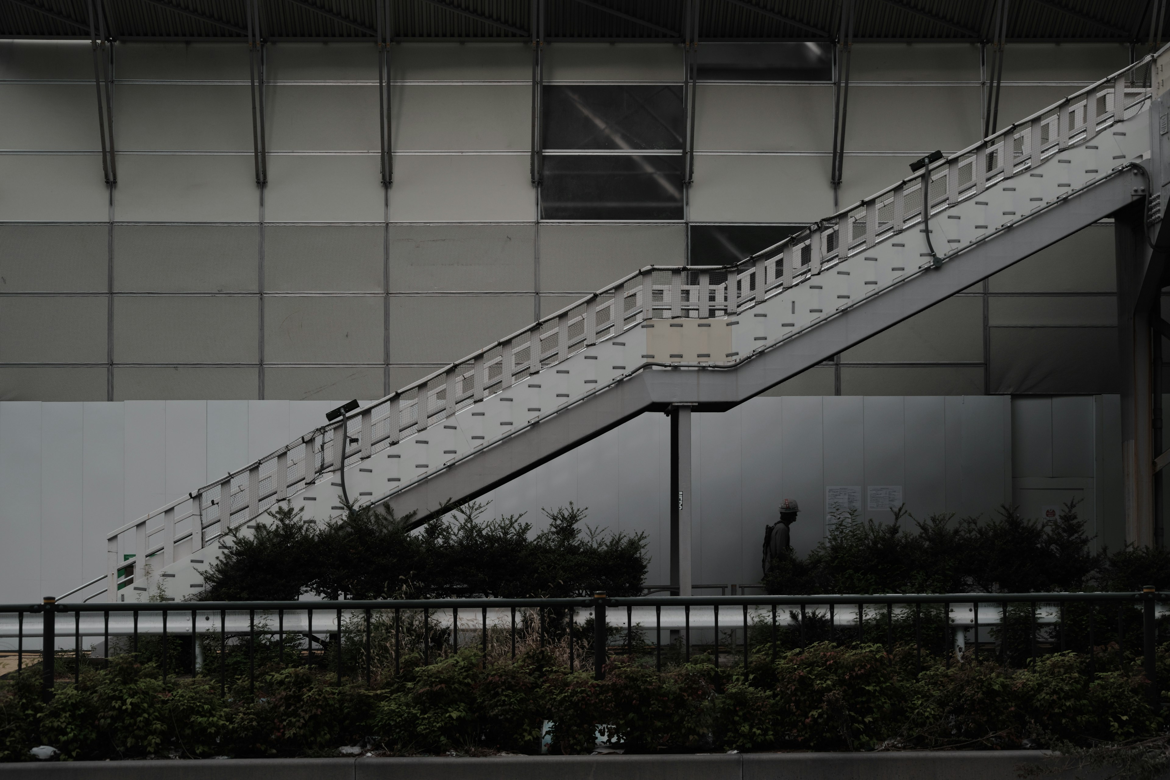 Extérieur d'un bâtiment moderne avec un escalier à rampe blanche