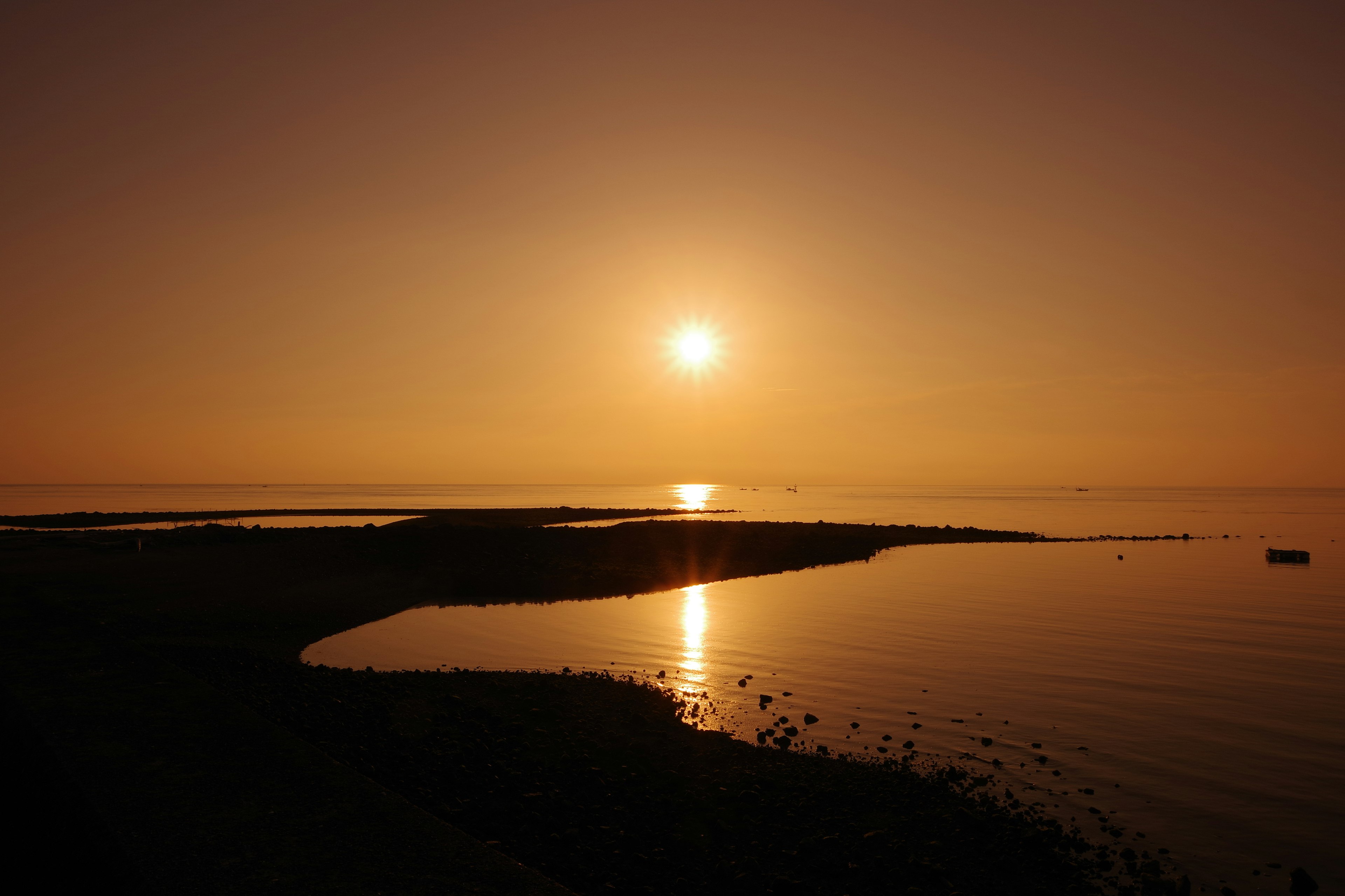 Hermoso atardecer sobre el mar tranquilo con reflejos