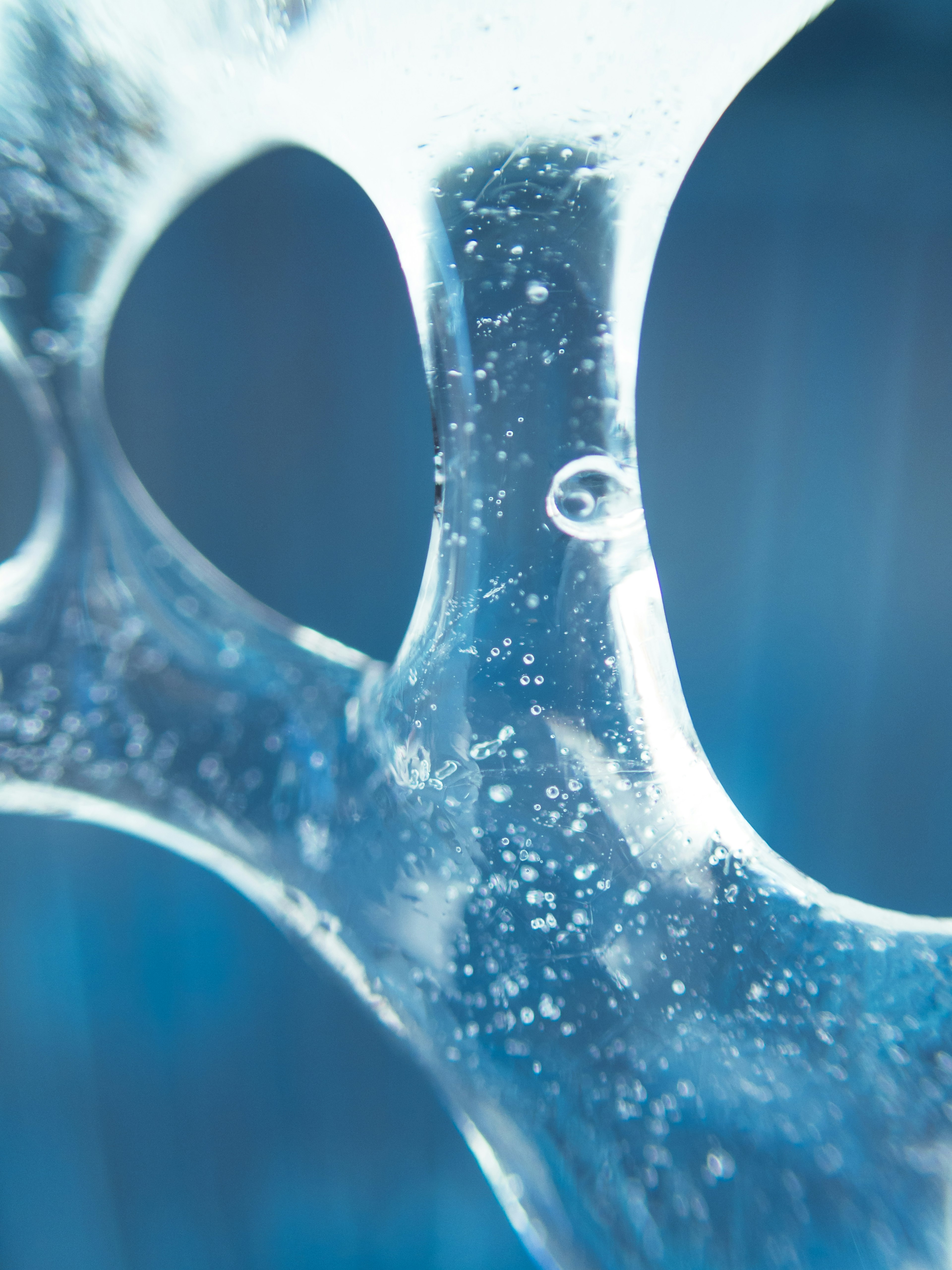 Gros plan de bulles de liquide transparent avec un fond bleu