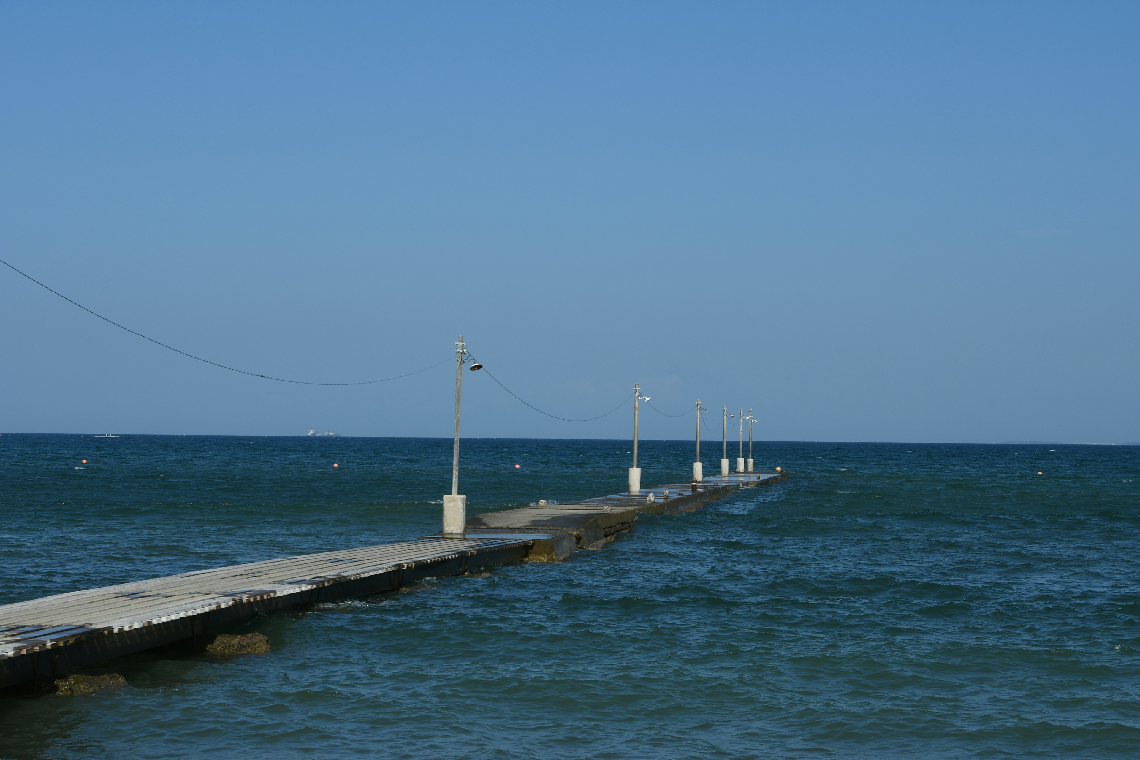 Muelle que se extiende hacia el mar y el cielo azul