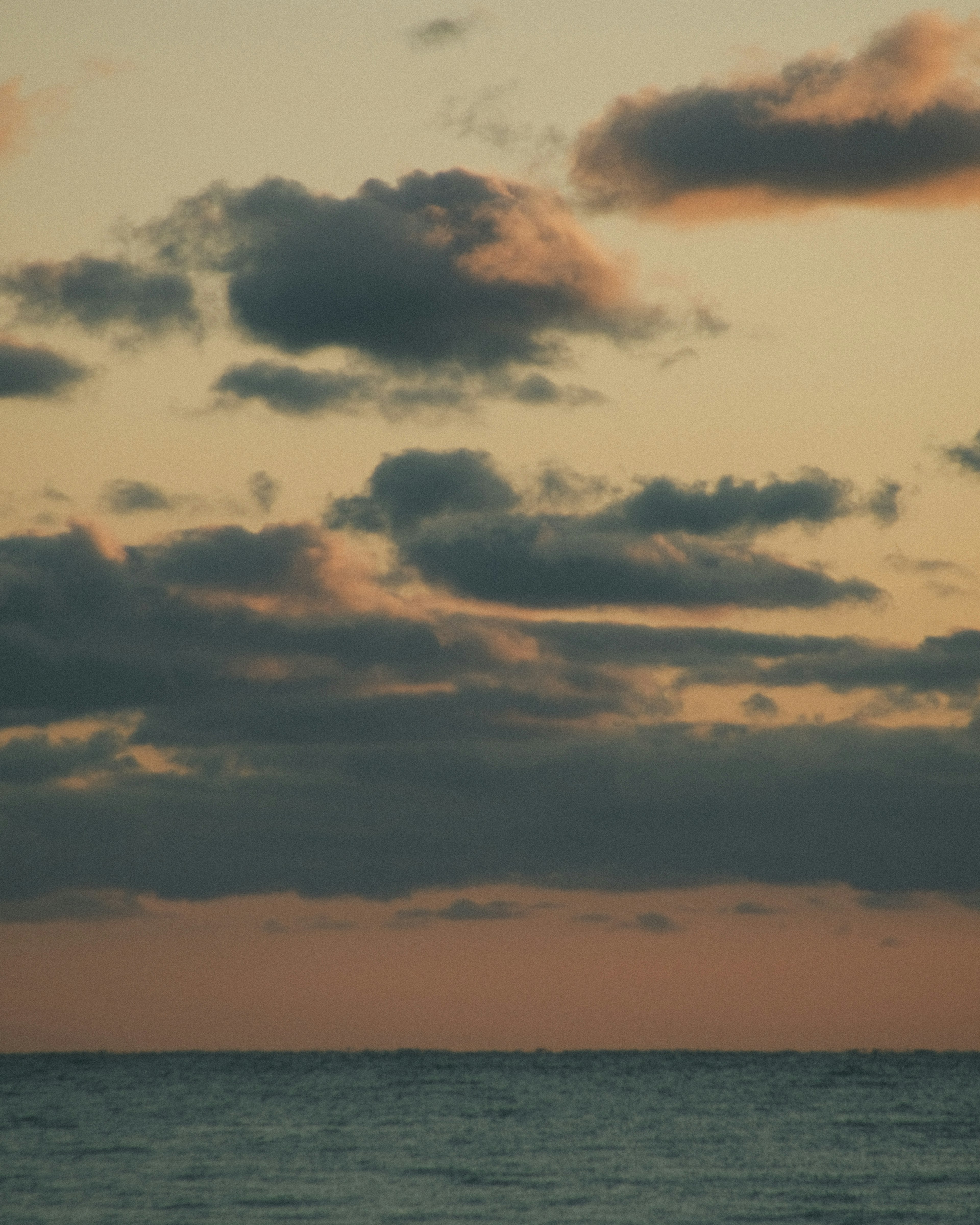 Tramonto sull'oceano con nuvole