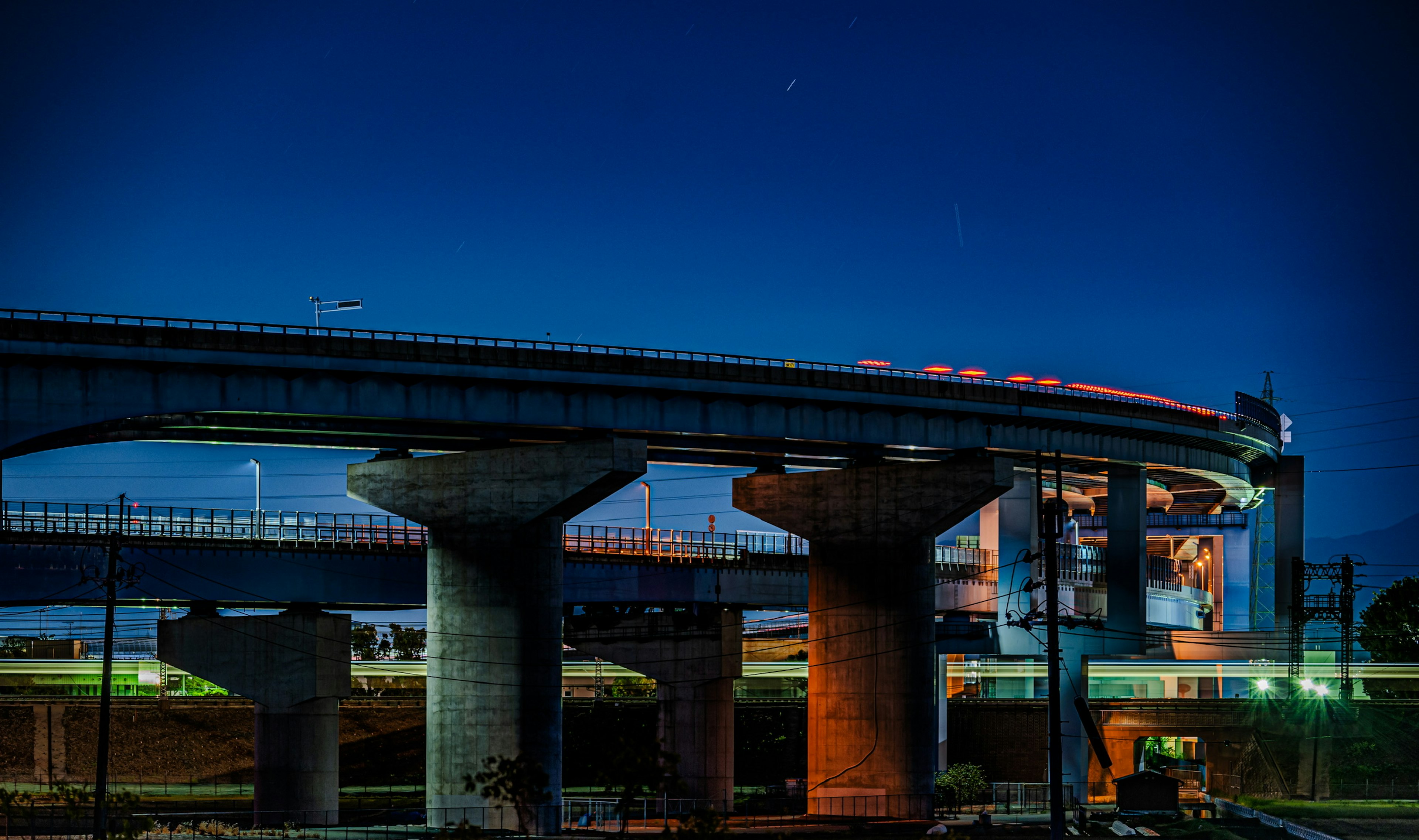 Vista nocturna de la estructura de la carretera elevada con pilares de soporte