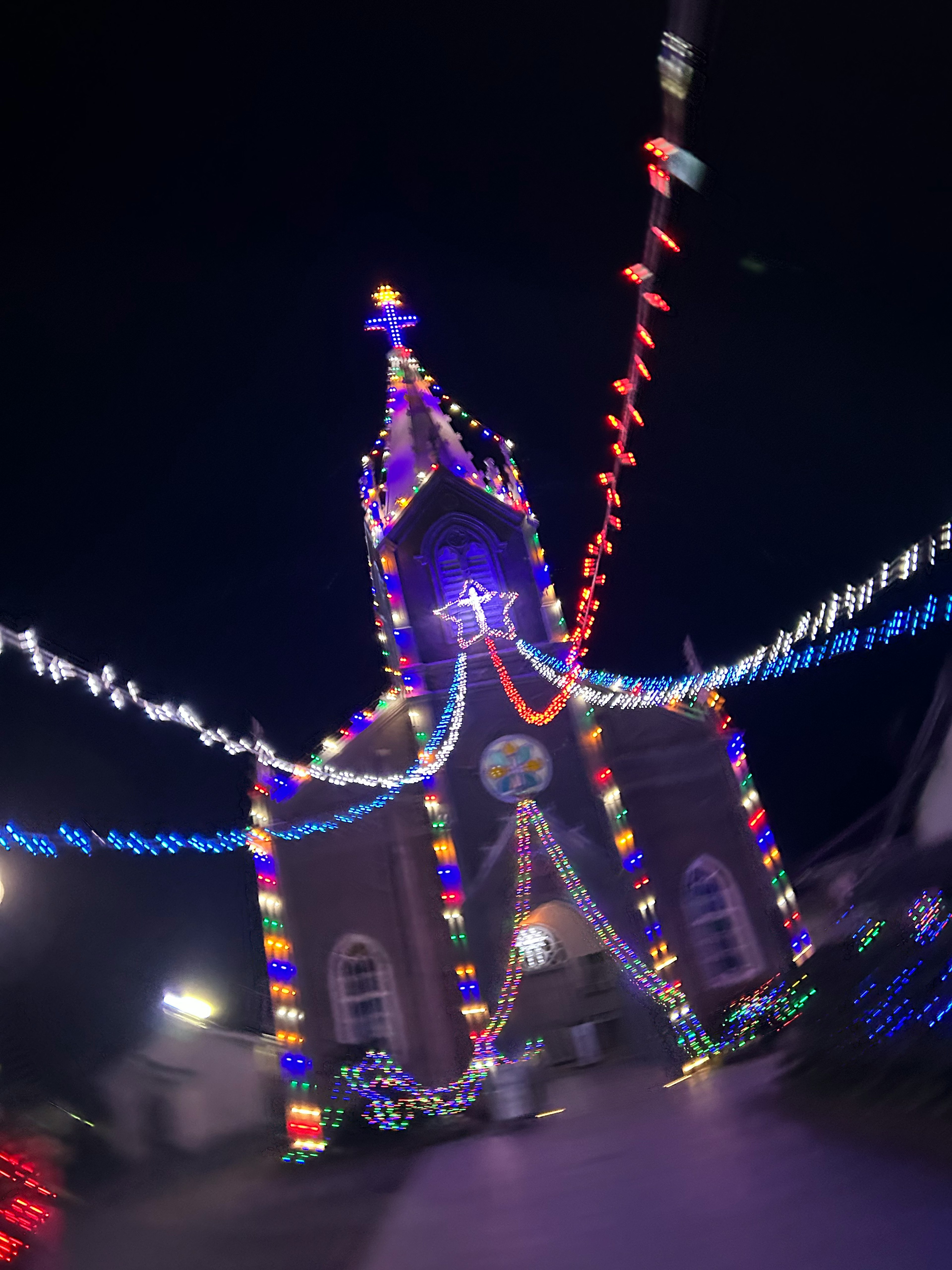 Gereja yang dihiasi lampu berwarna di malam hari