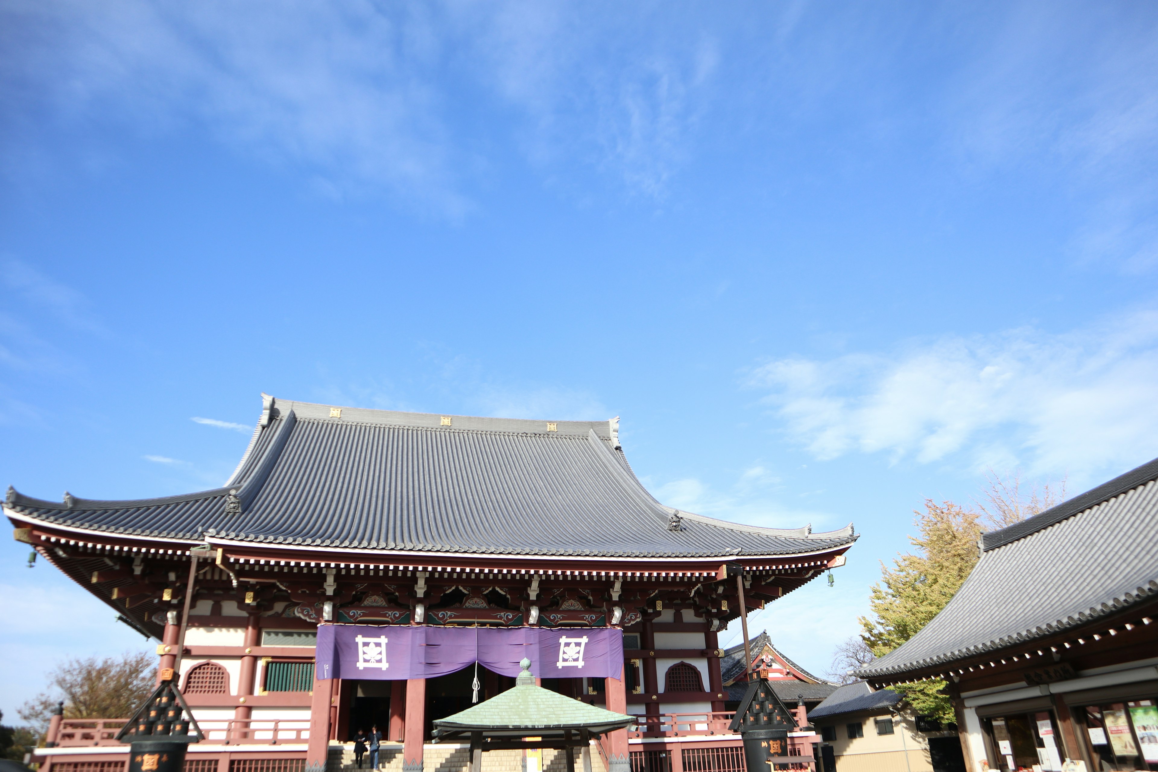 Eksterior kuil Jepang tradisional yang indah di bawah langit biru