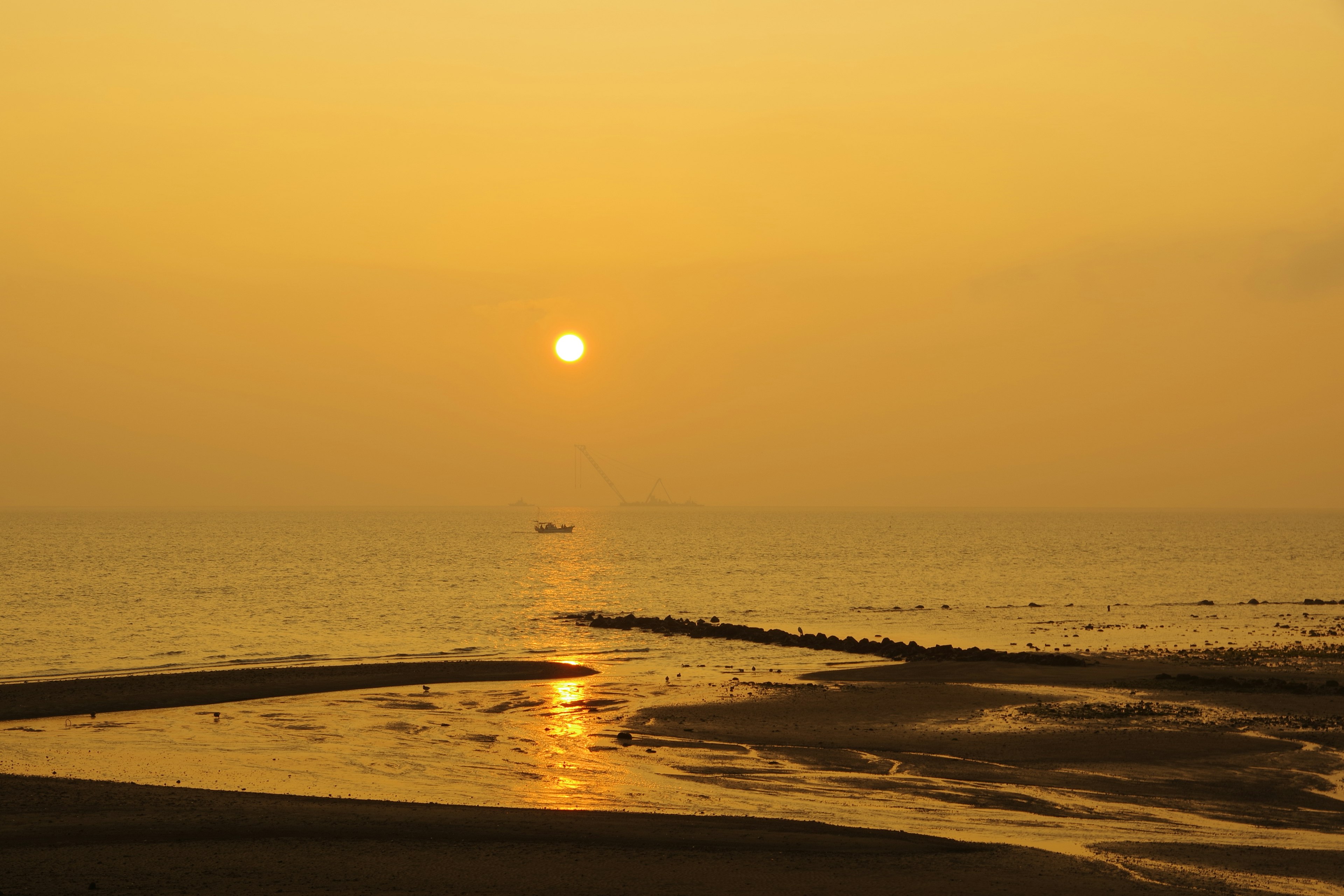 Hermoso atardecer sobre el océano con una costa tranquila