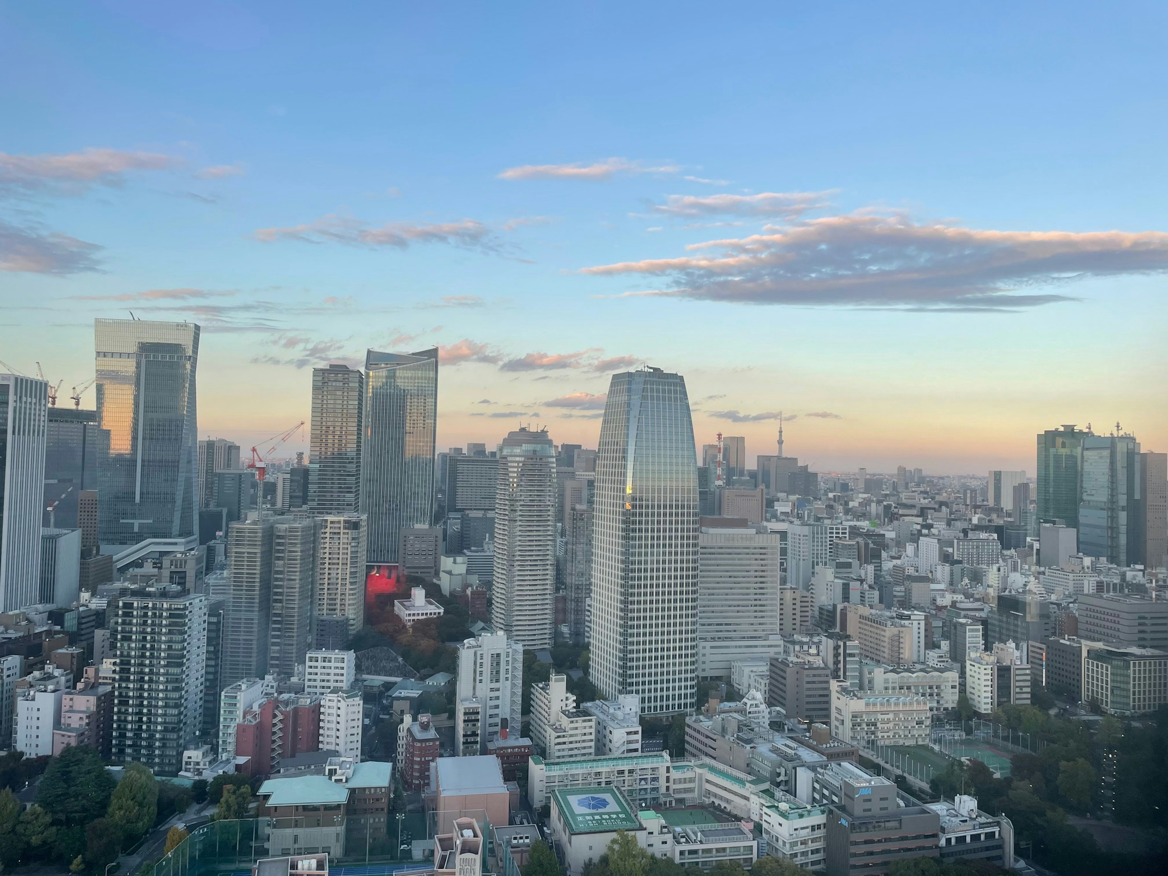 東京の高層ビル群と夕焼け空の美しい景色