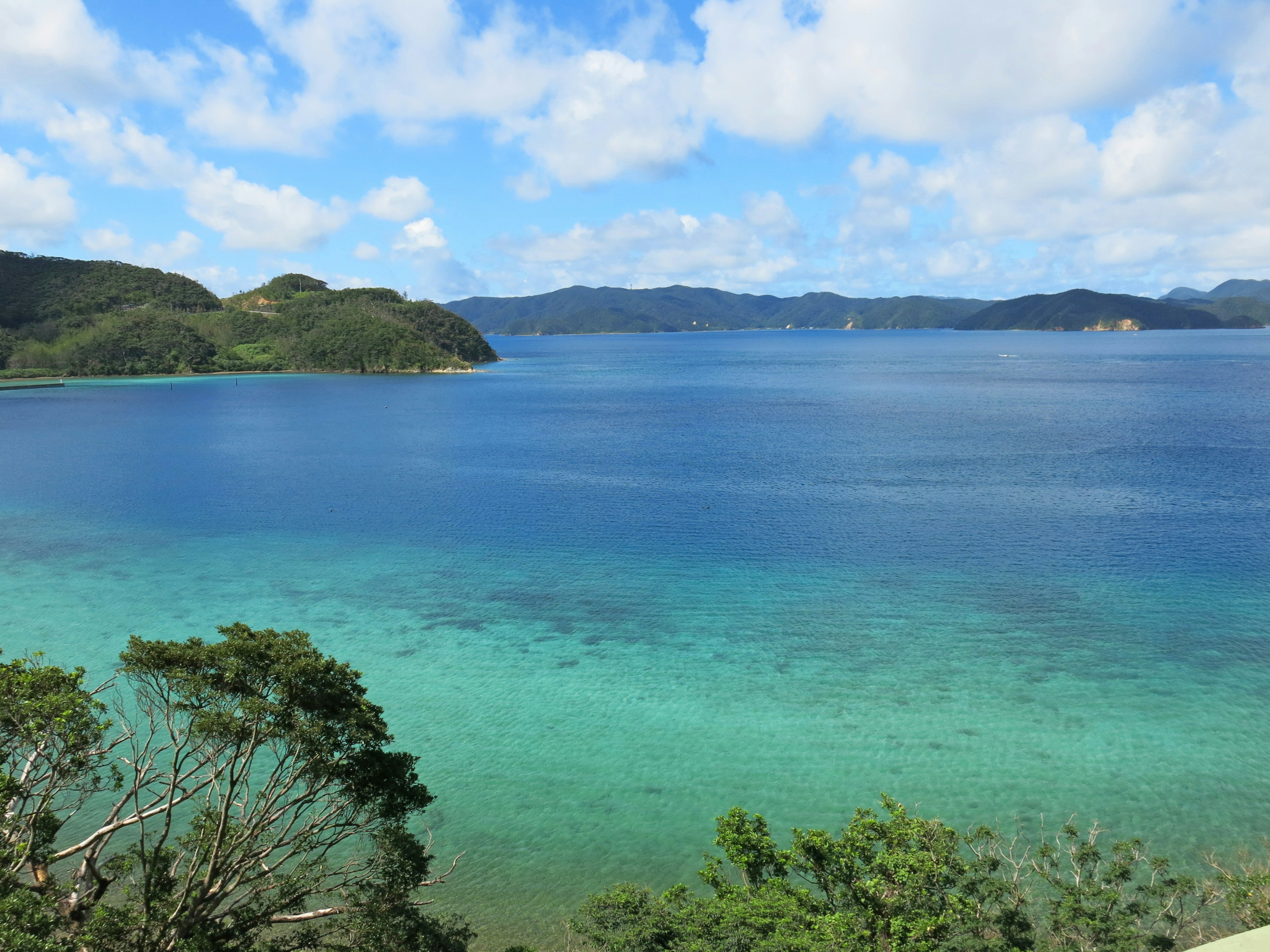 Vista escénica del océano azul y las islas verdes