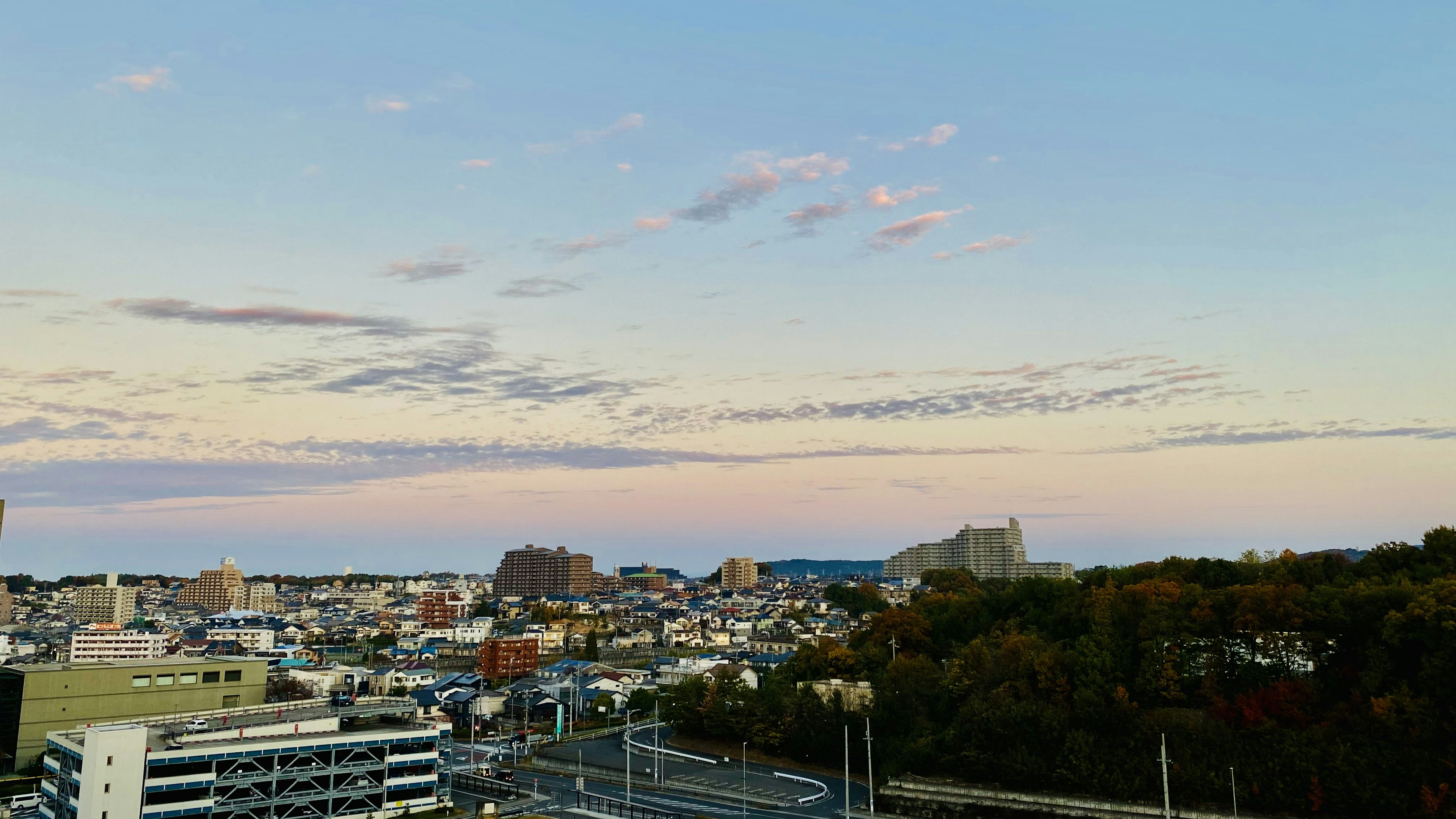 Stadtansicht bei Sonnenuntergang mit blauem Himmel und Wolken