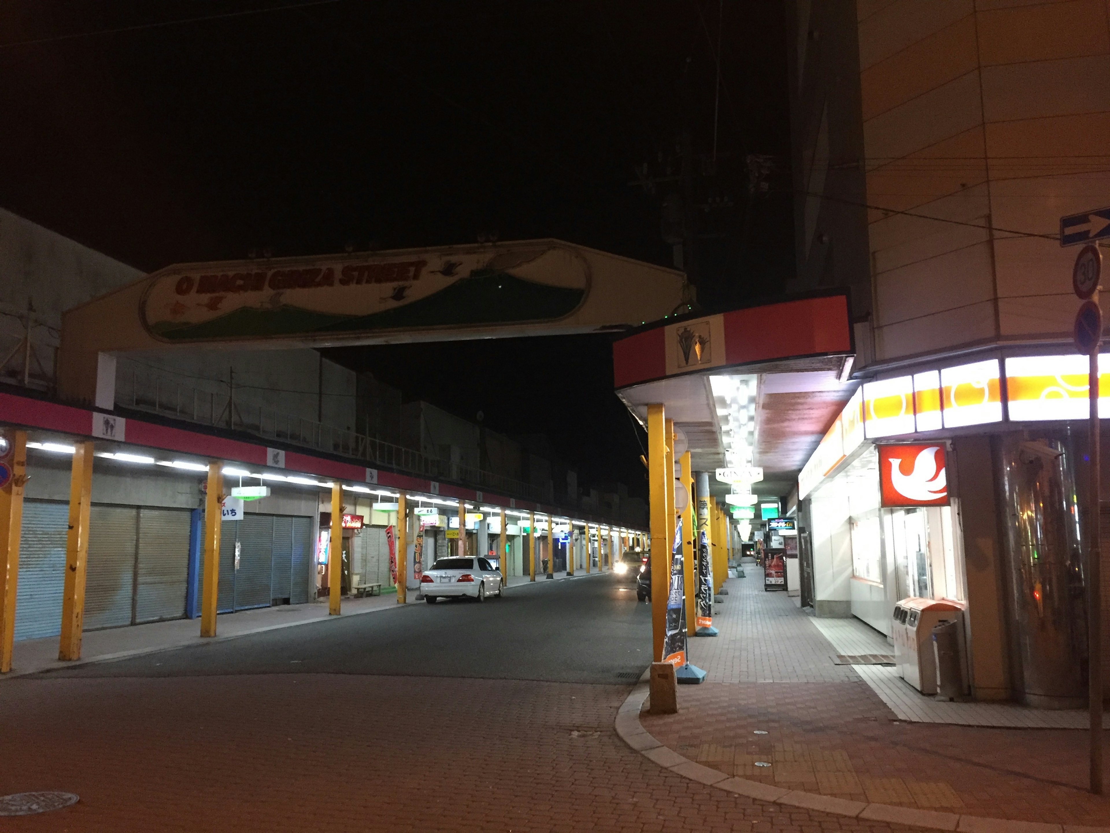 夜市中安靜的街道，關閉的商店和明亮的招牌