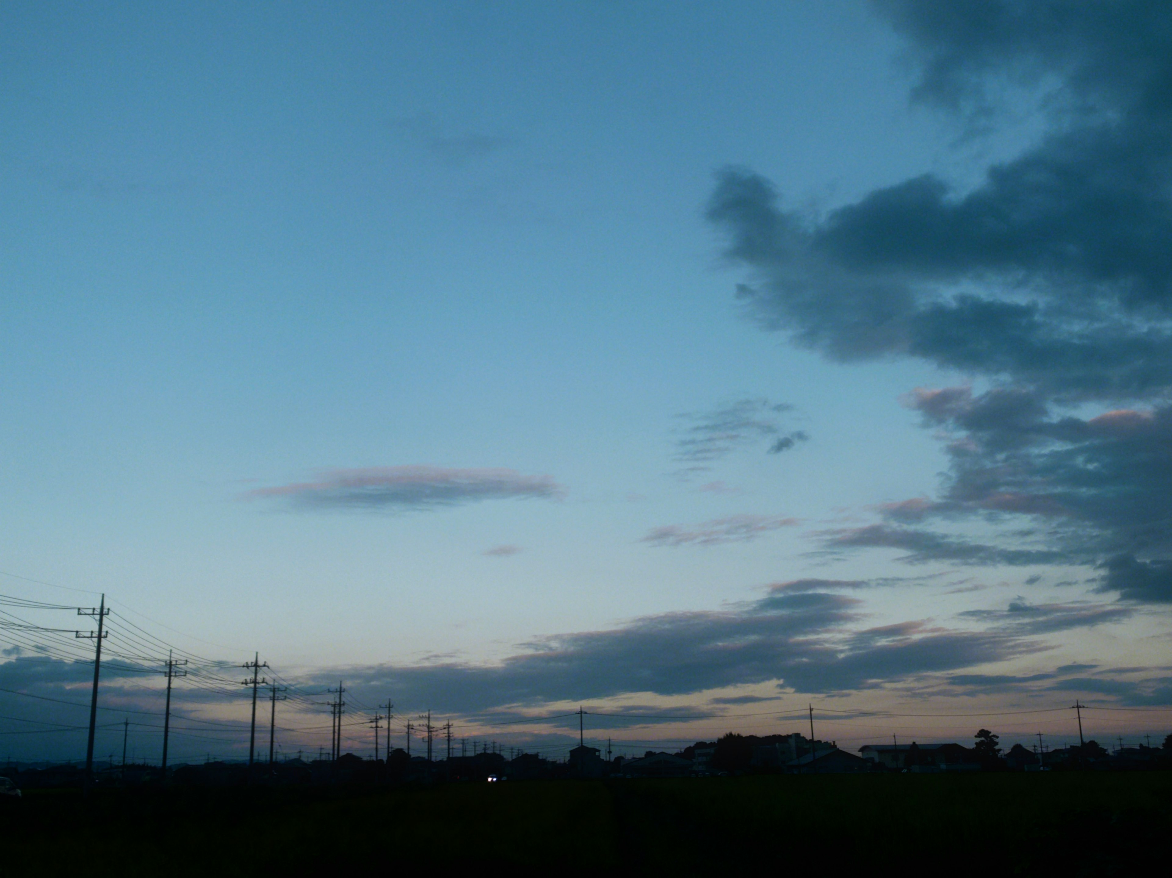 夕暮れ時の青い空と雲の風景