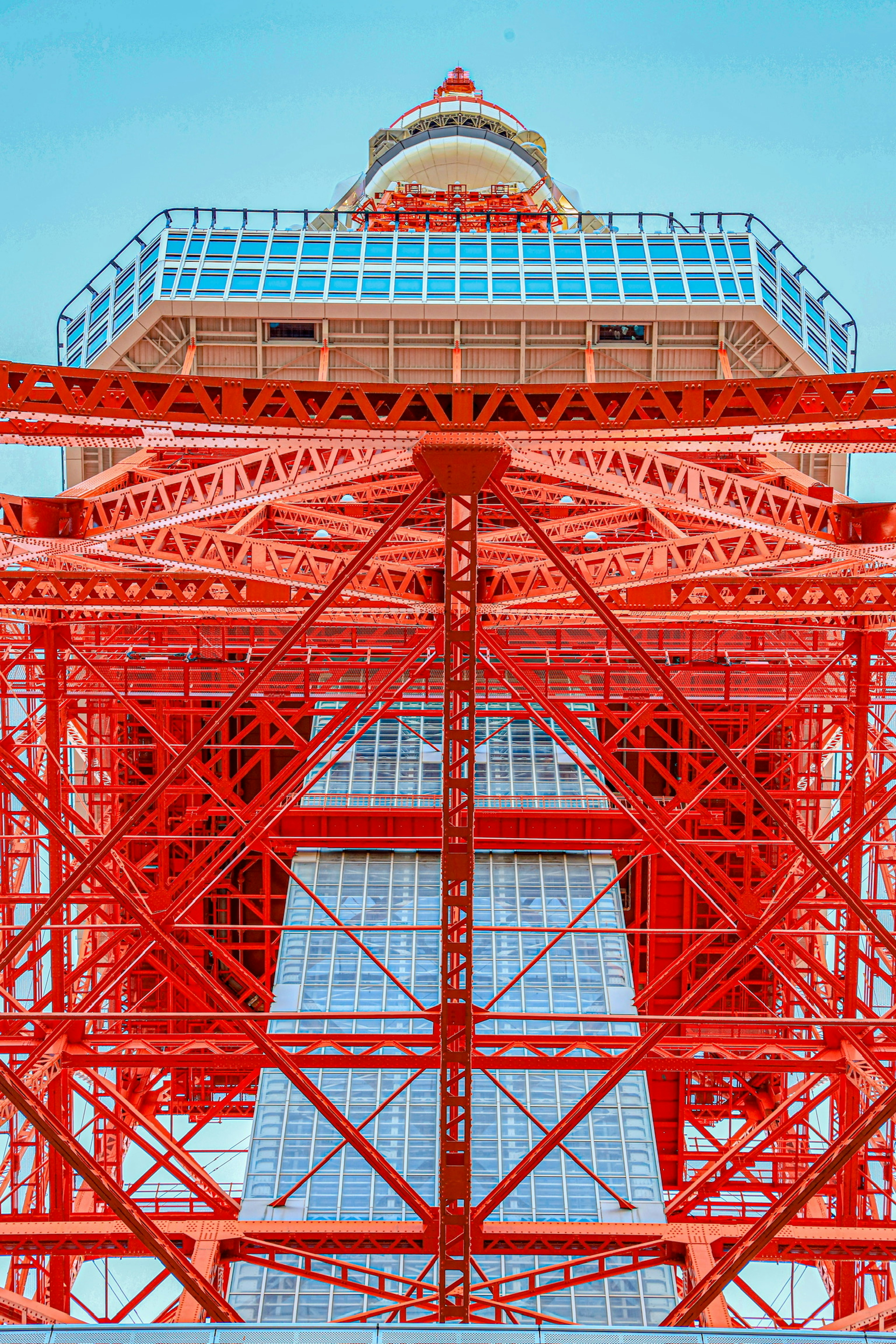 Vue d'en bas de la tour de Tokyo montrant sa structure rouge