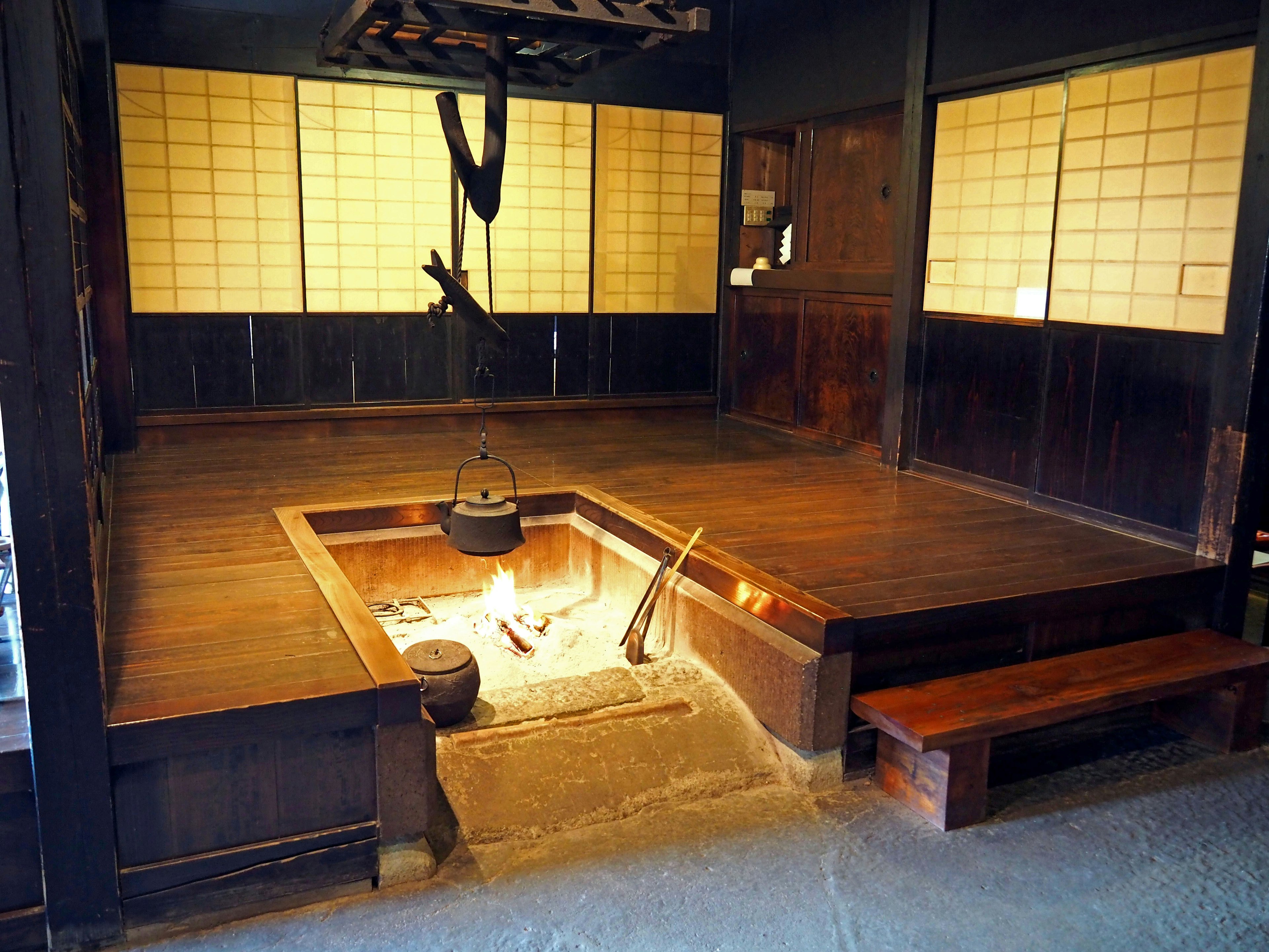 Traditionelles japanisches Zimmerinterieur mit einer versenkten Feuerstelle und Holzboden