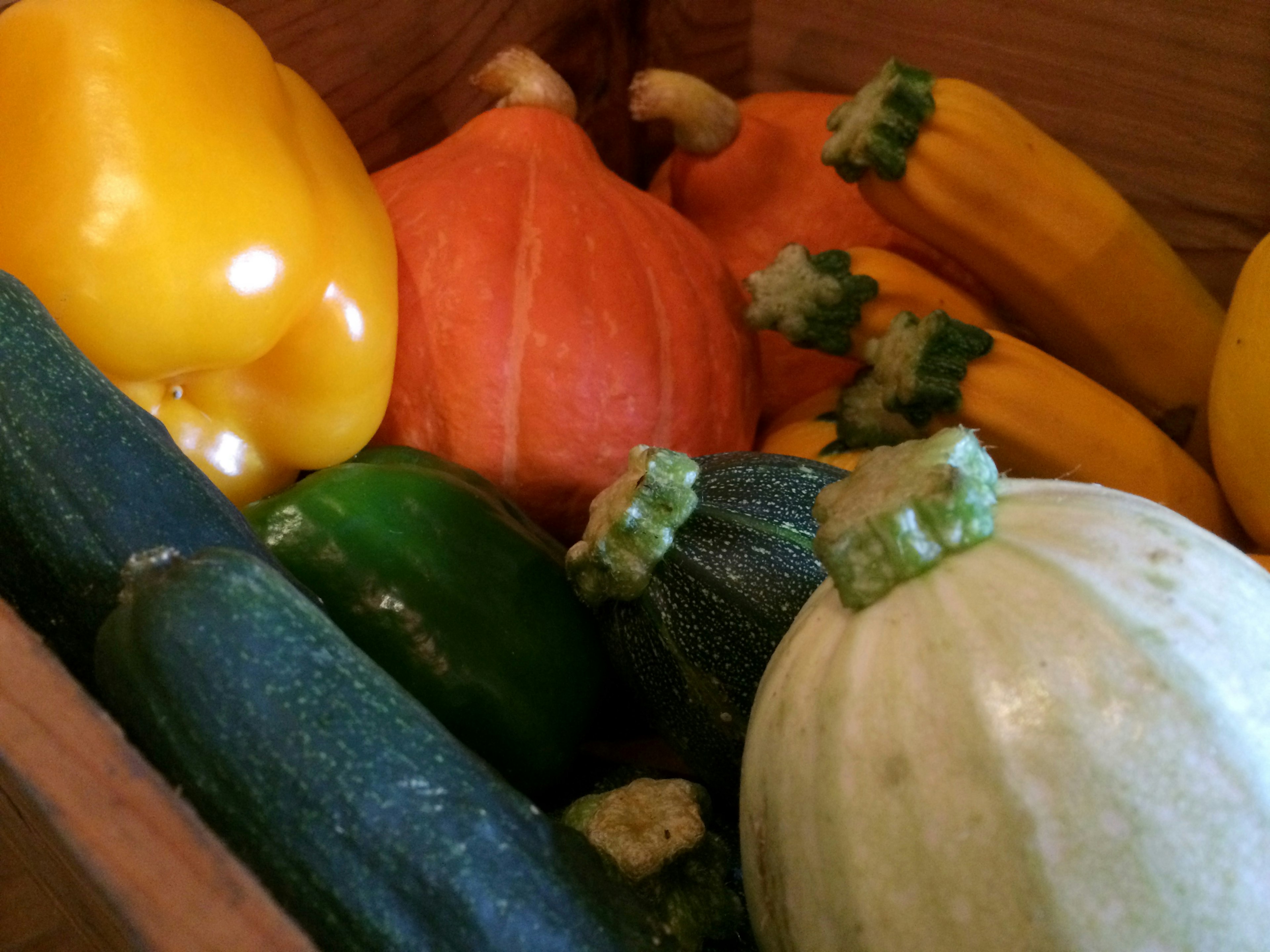 Assortiment coloré de légumes dans une boîte en bois