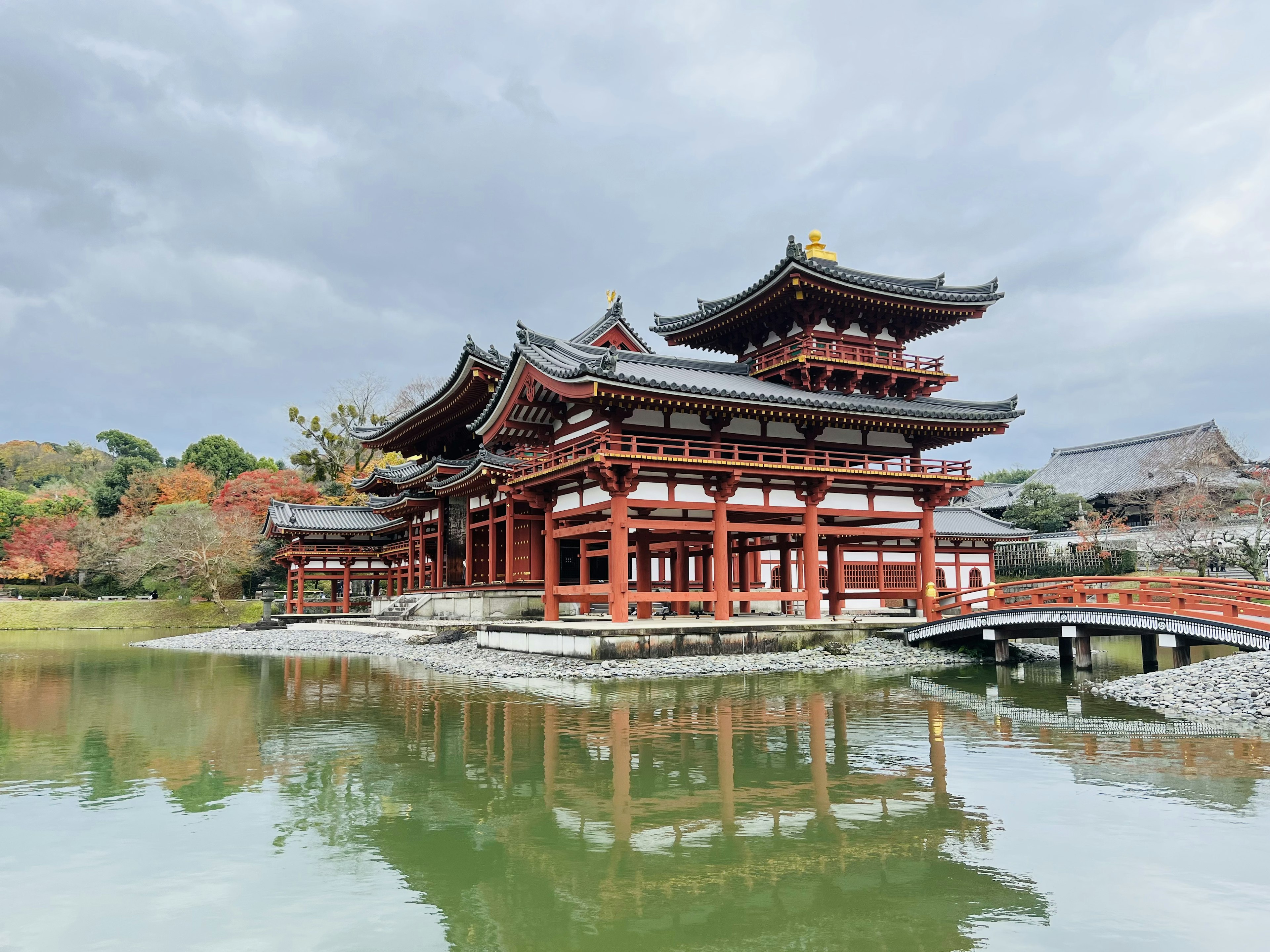 Byodoin-Tempel, der sich in einem ruhigen Teich spiegelt, umgeben von Bäumen