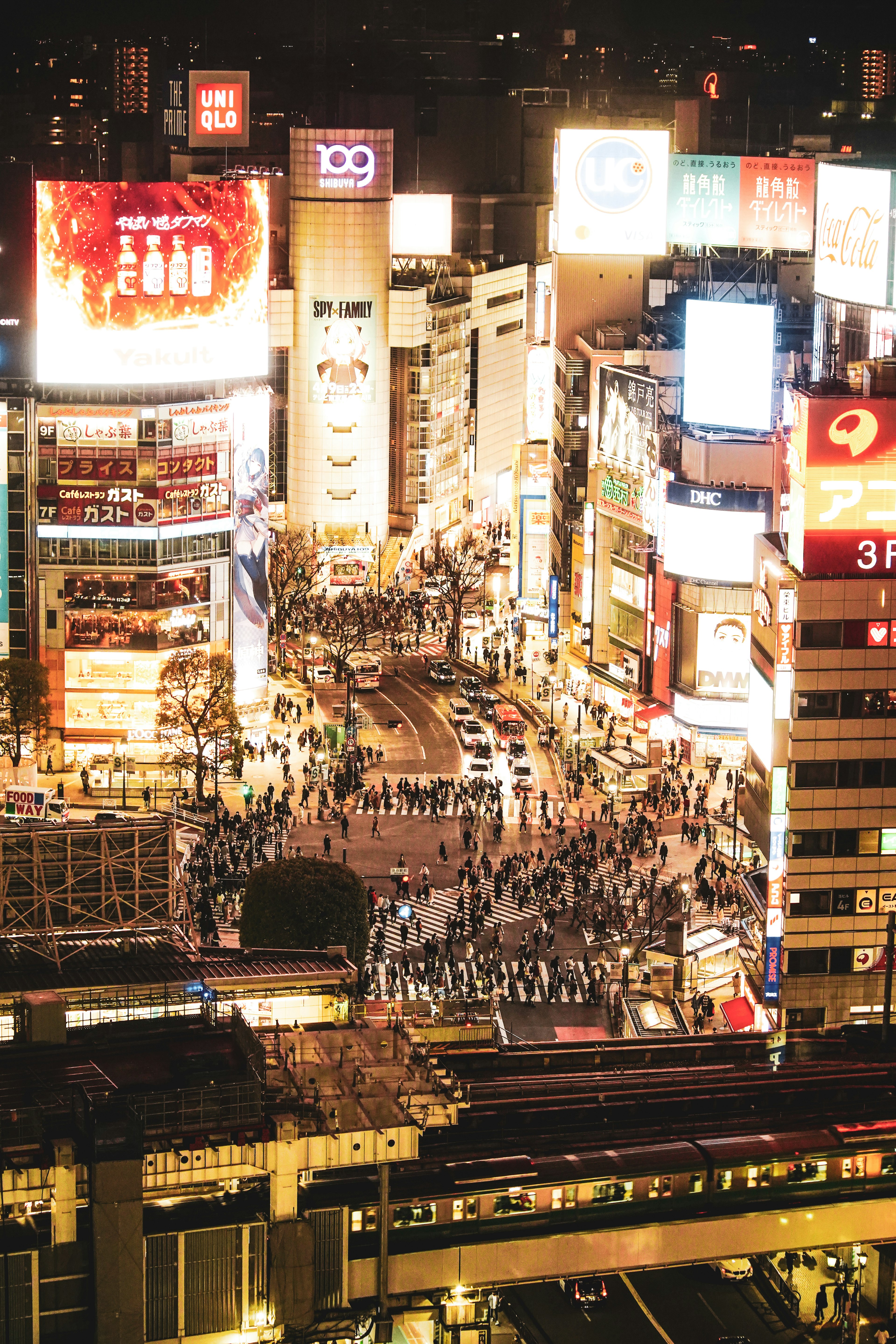 夜の繁華街の明るいネオンと人々が行き交う様子