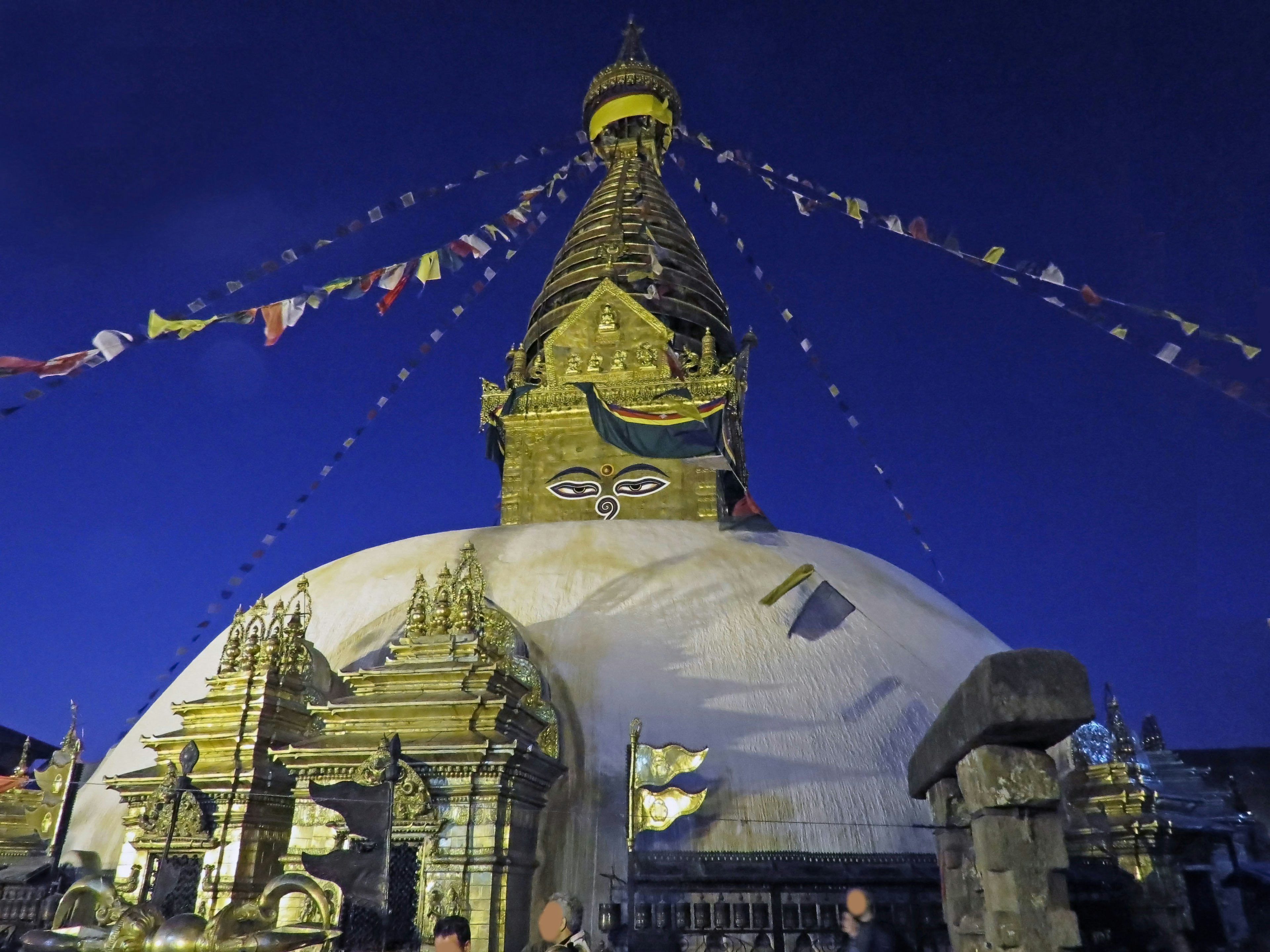 Swayambhunath Stupa unter dem Nachthimmel mit bunten Gebetsfahnen