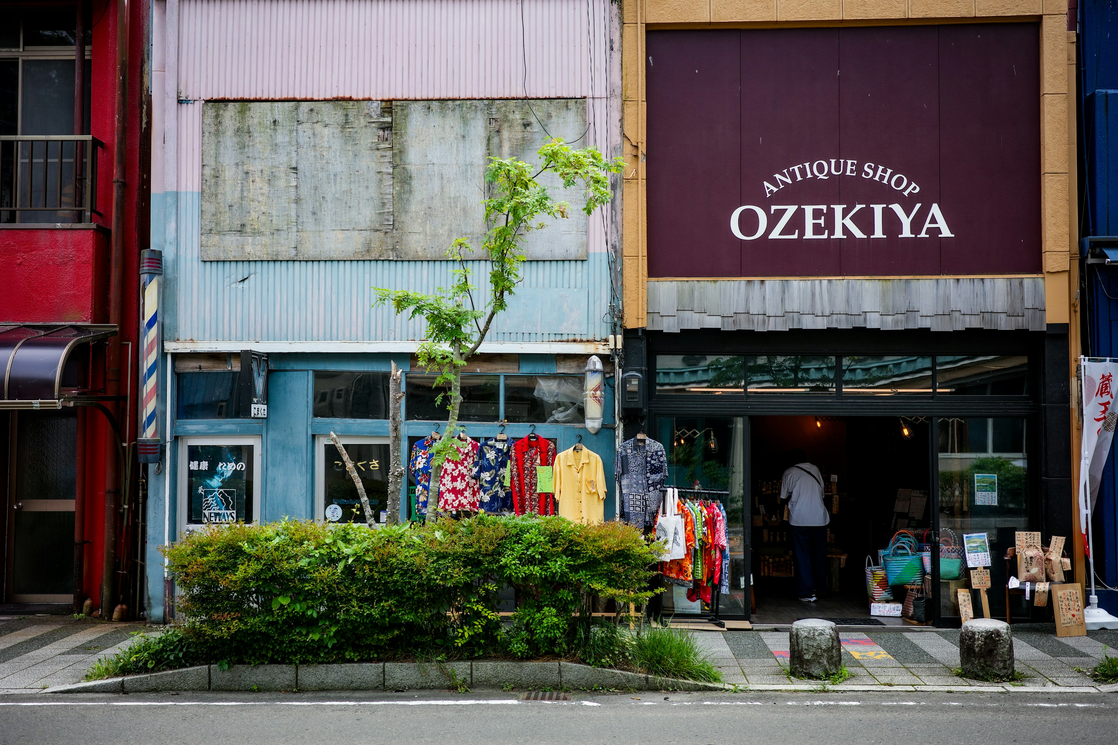 Toko antik Ozekiya dengan fasad vintage dan tampilan berwarna