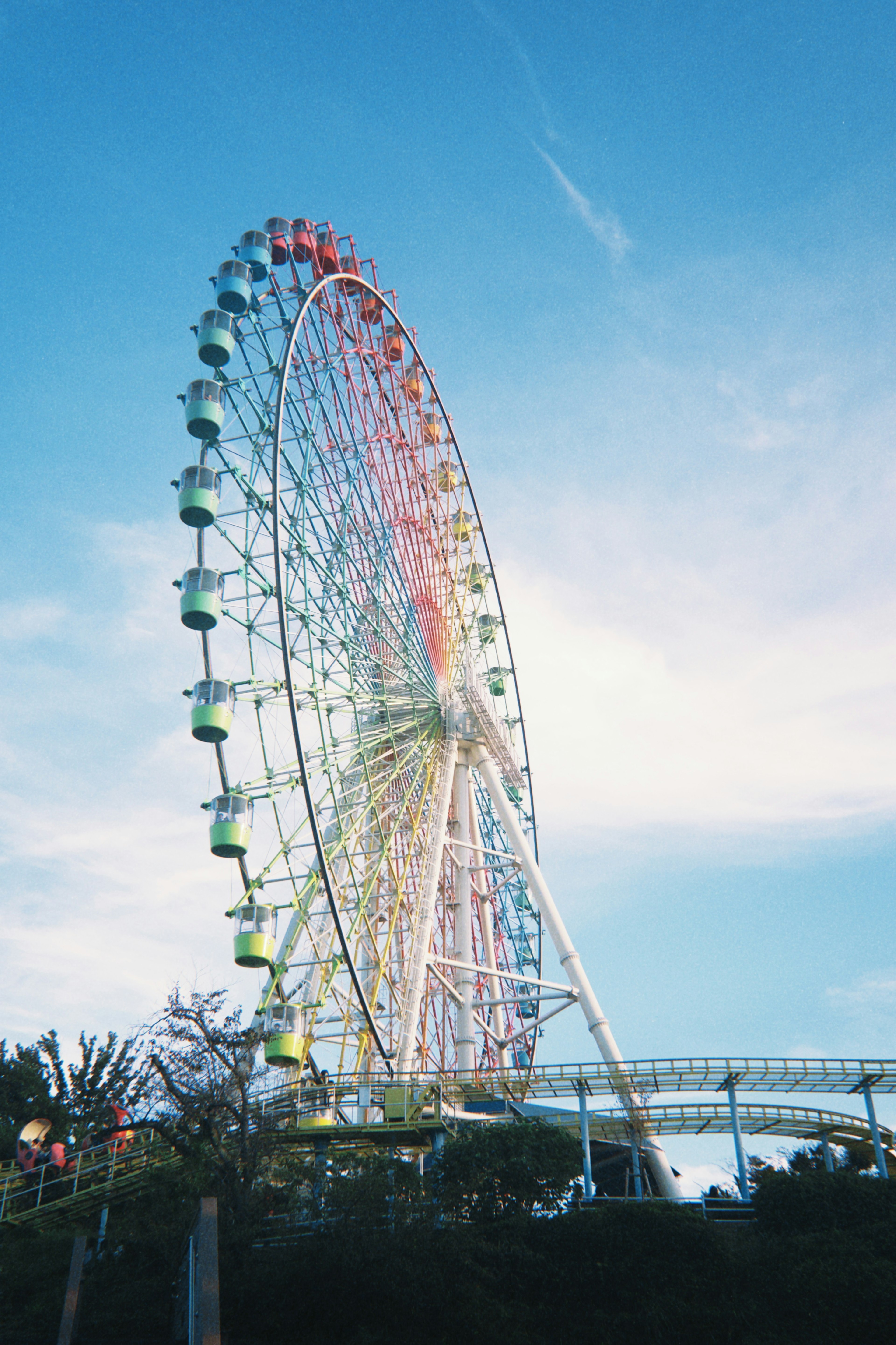 Riesenrad dreht sich unter einem blauen Himmel