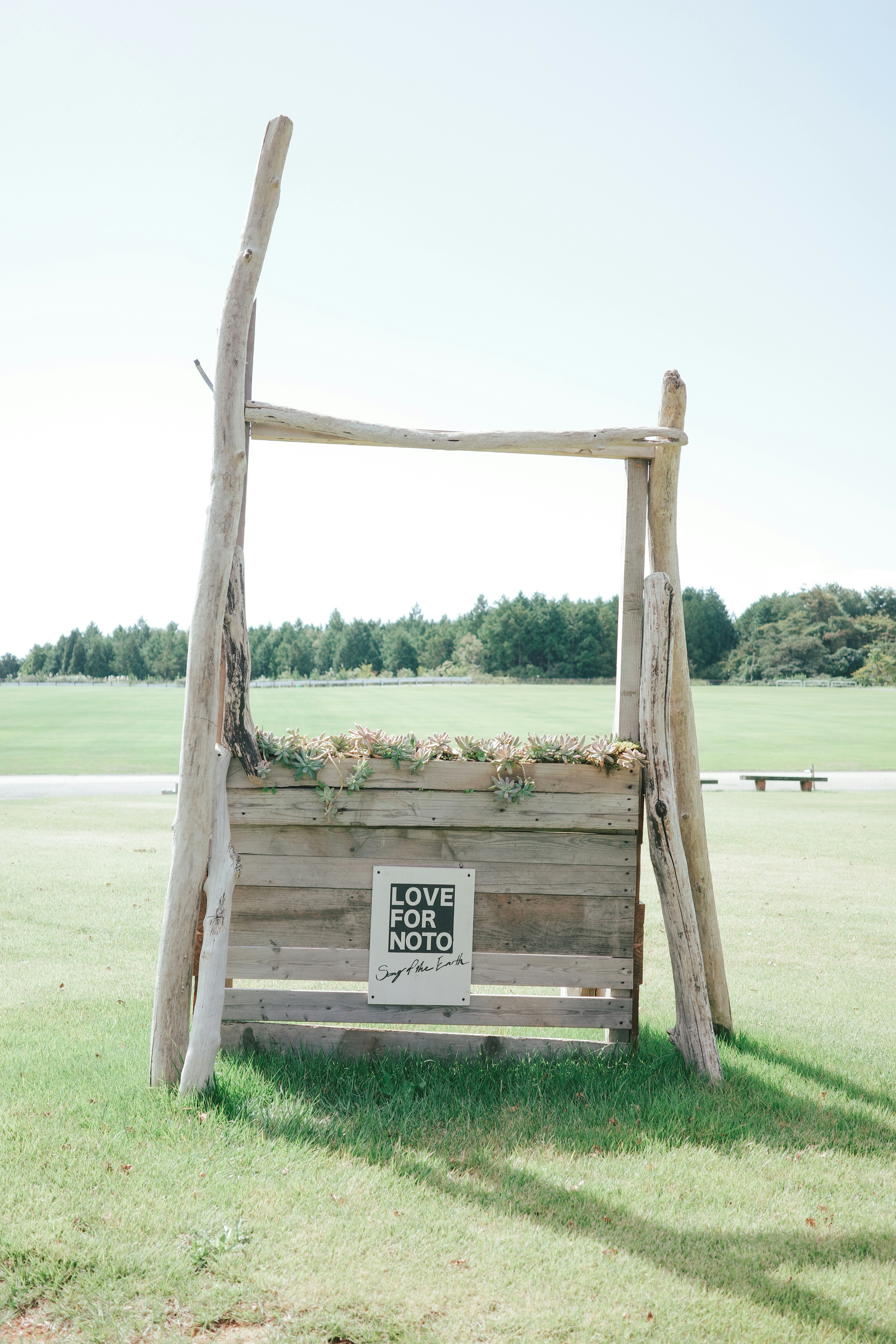 Jardin de fleurs en bois avec un code QR dans un champ ouvert