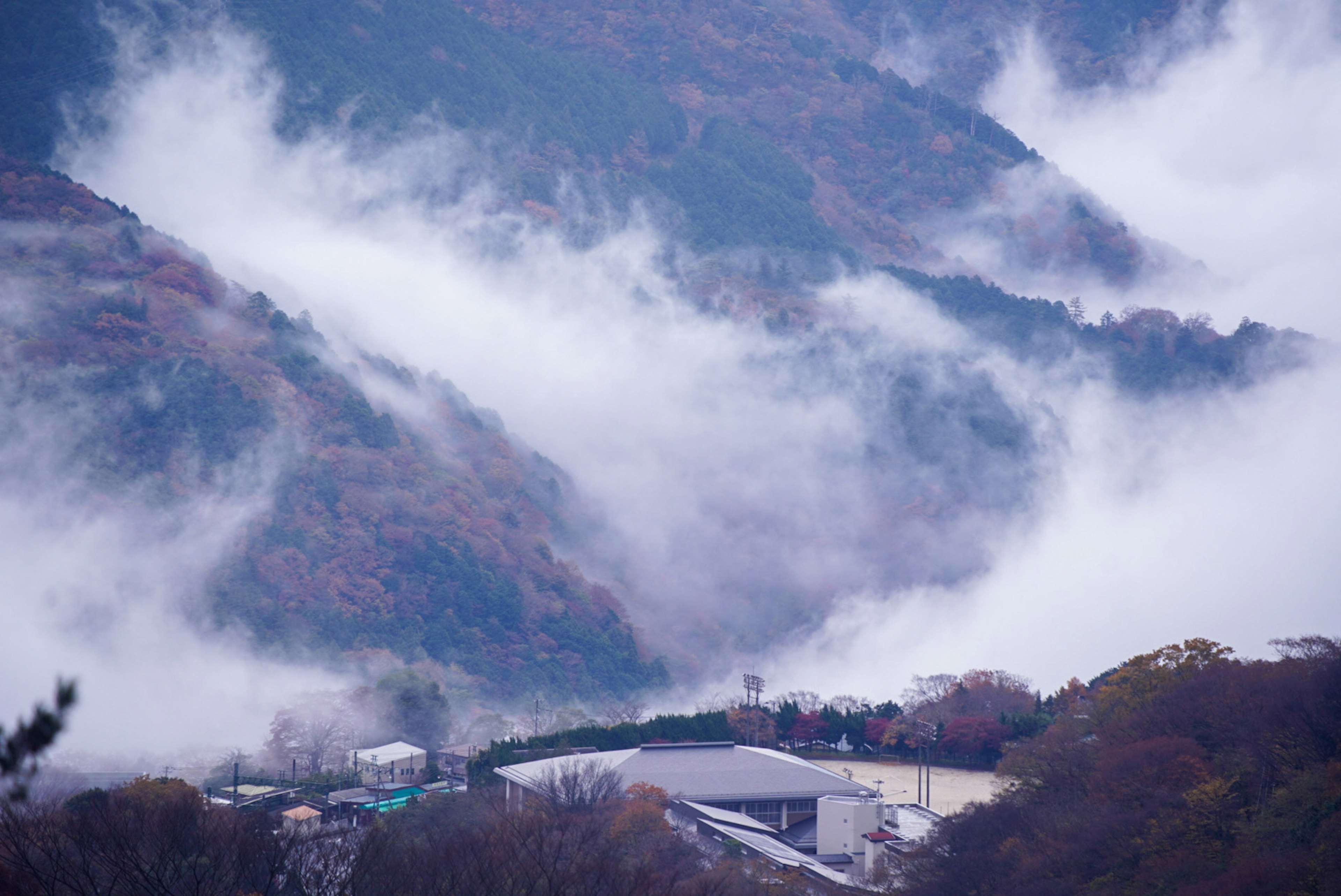 山々と霧に包まれた景色の写真