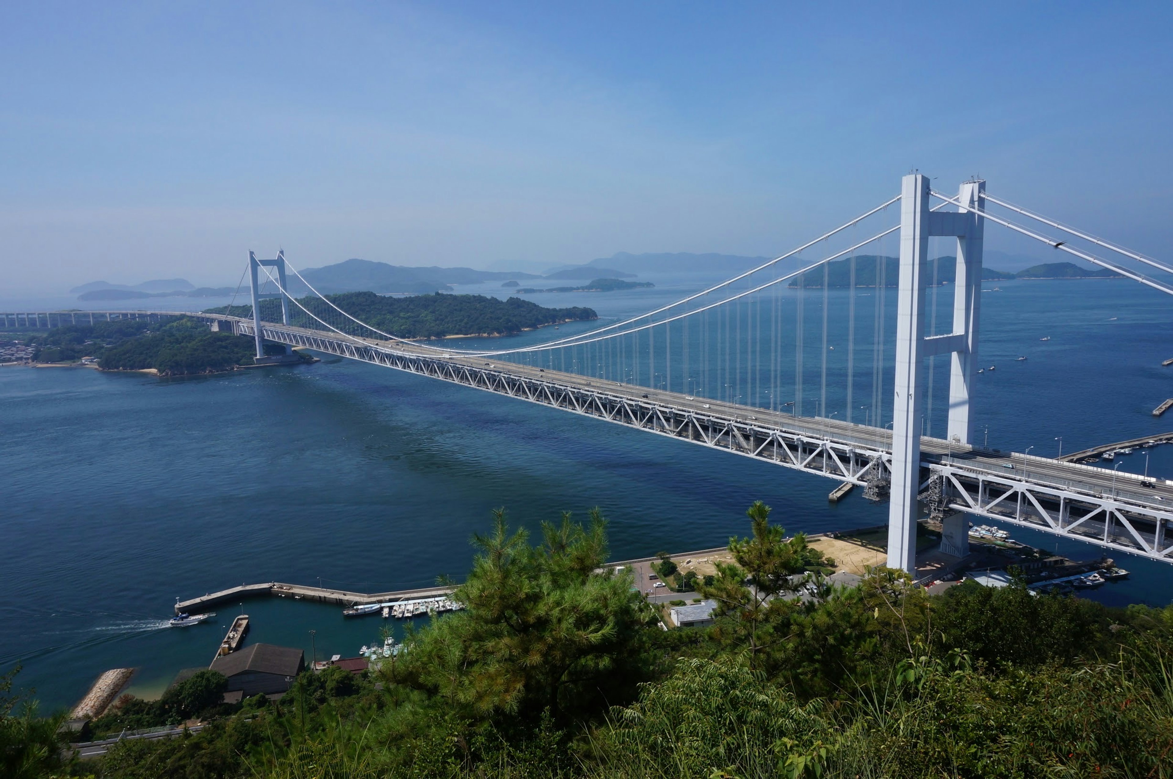 Vista panoramica di un ponte su acque blu