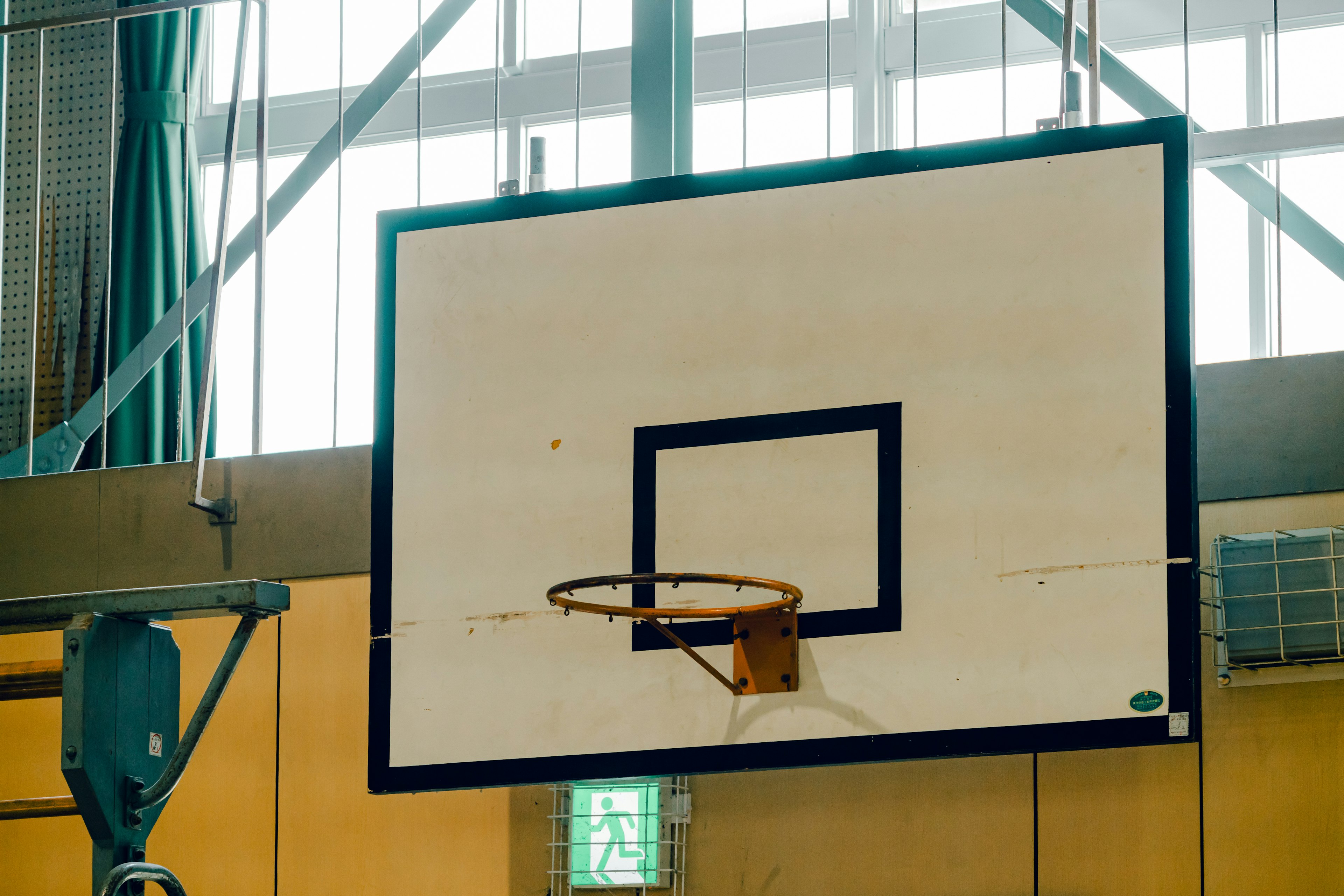 Keranjang basket dalam ruangan dengan papan di sebuah gym