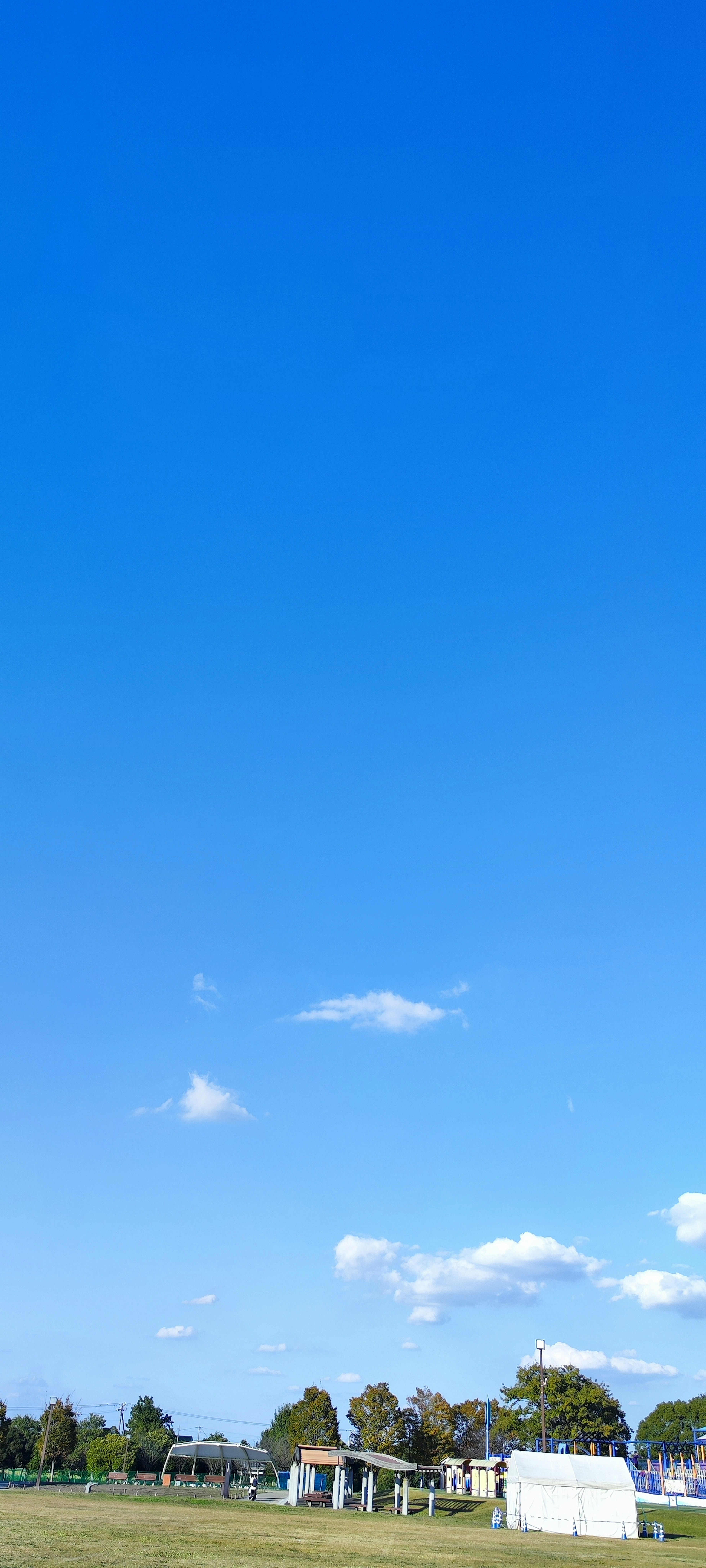 Ciel bleu clair avec quelques nuages blancs