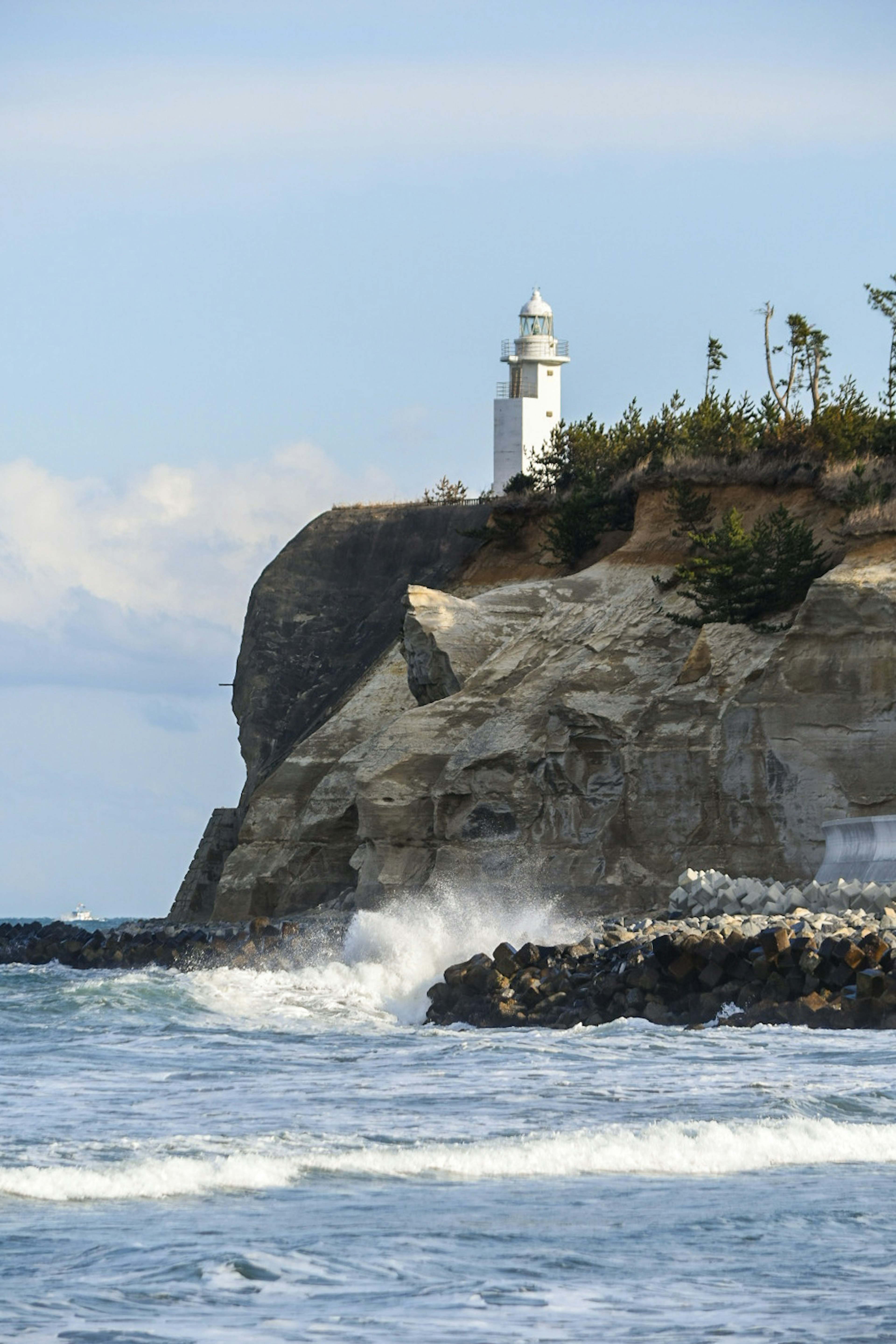 Faro en un acantilado rocoso junto al mar